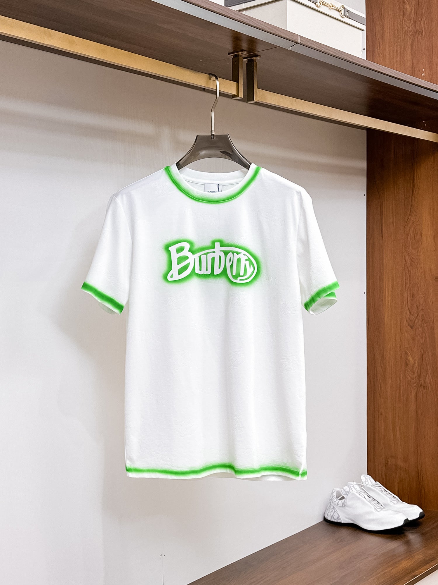 Burberry 【新品】2026SS春夏🆕 男女情侶款經典logo圖標設計短袖T卹簡約的時尚元素設計凸顯精簡,隸屬今夏高顏值單品. 客供優質針織棉面料,手感順滑細膩,著身的透氣舒適感可挑剔.全新標誌皮質徽章縫製感染力強大,彰顯前衛獨特個性.時尚達人的必備單品.表達一絲不苟的時尚氣息. 顏色：白色黑色卡其色尺碼：S/M/L/XL/2XL S肩寬43胸圍104衣長67袖長21