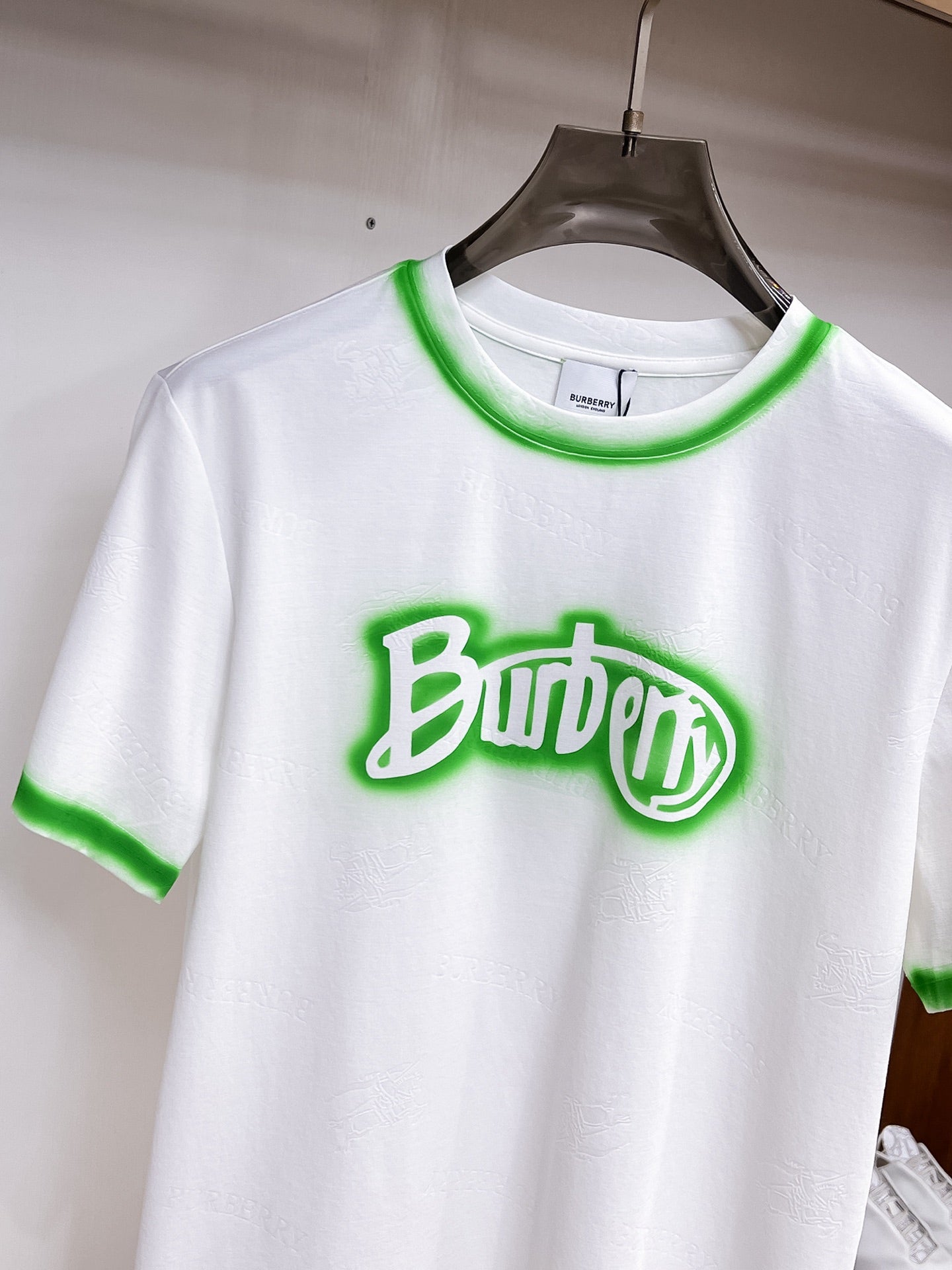 Burberry 【新品】2026SS春夏🆕 男女情侶款經典logo圖標設計短袖T卹簡約的時尚元素設計凸顯精簡,隸屬今夏高顏值單品. 客供優質針織棉面料,手感順滑細膩,著身的透氣舒適感可挑剔.全新標誌皮質徽章縫製感染力強大,彰顯前衛獨特個性.時尚達人的必備單品.表達一絲不苟的時尚氣息. 顏色：白色黑色卡其色尺碼：S/M/L/XL/2XL S肩寬43胸圍104衣長67袖長21