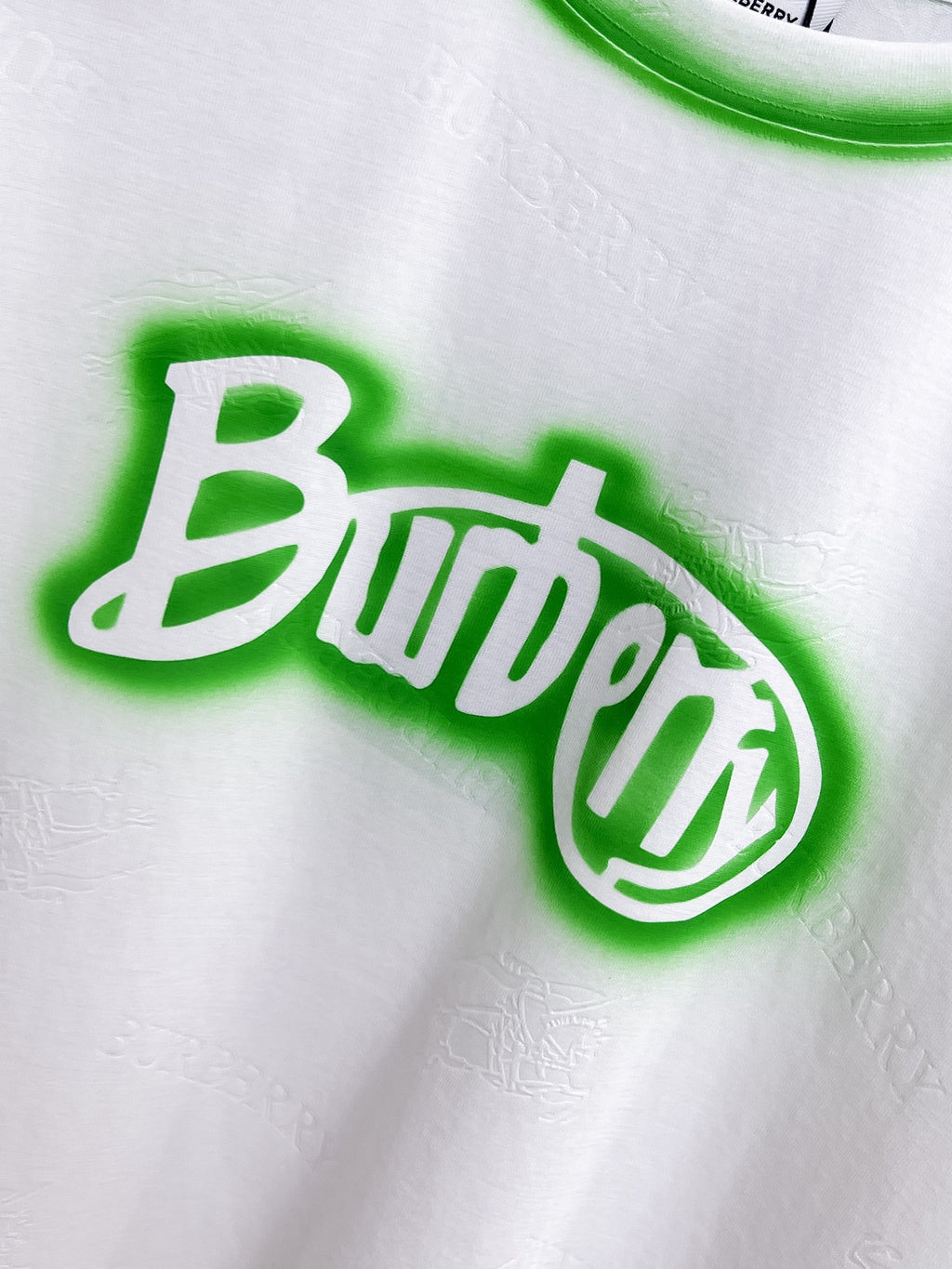 Burberry 【新品】2026SS春夏🆕 男女情侶款經典logo圖標設計短袖T卹簡約的時尚元素設計凸顯精簡,隸屬今夏高顏值單品. 客供優質針織棉面料,手感順滑細膩,著身的透氣舒適感可挑剔.全新標誌皮質徽章縫製感染力強大,彰顯前衛獨特個性.時尚達人的必備單品.表達一絲不苟的時尚氣息. 顏色：白色黑色卡其色尺碼：S/M/L/XL/2XL S肩寬43胸圍104衣長67袖長21