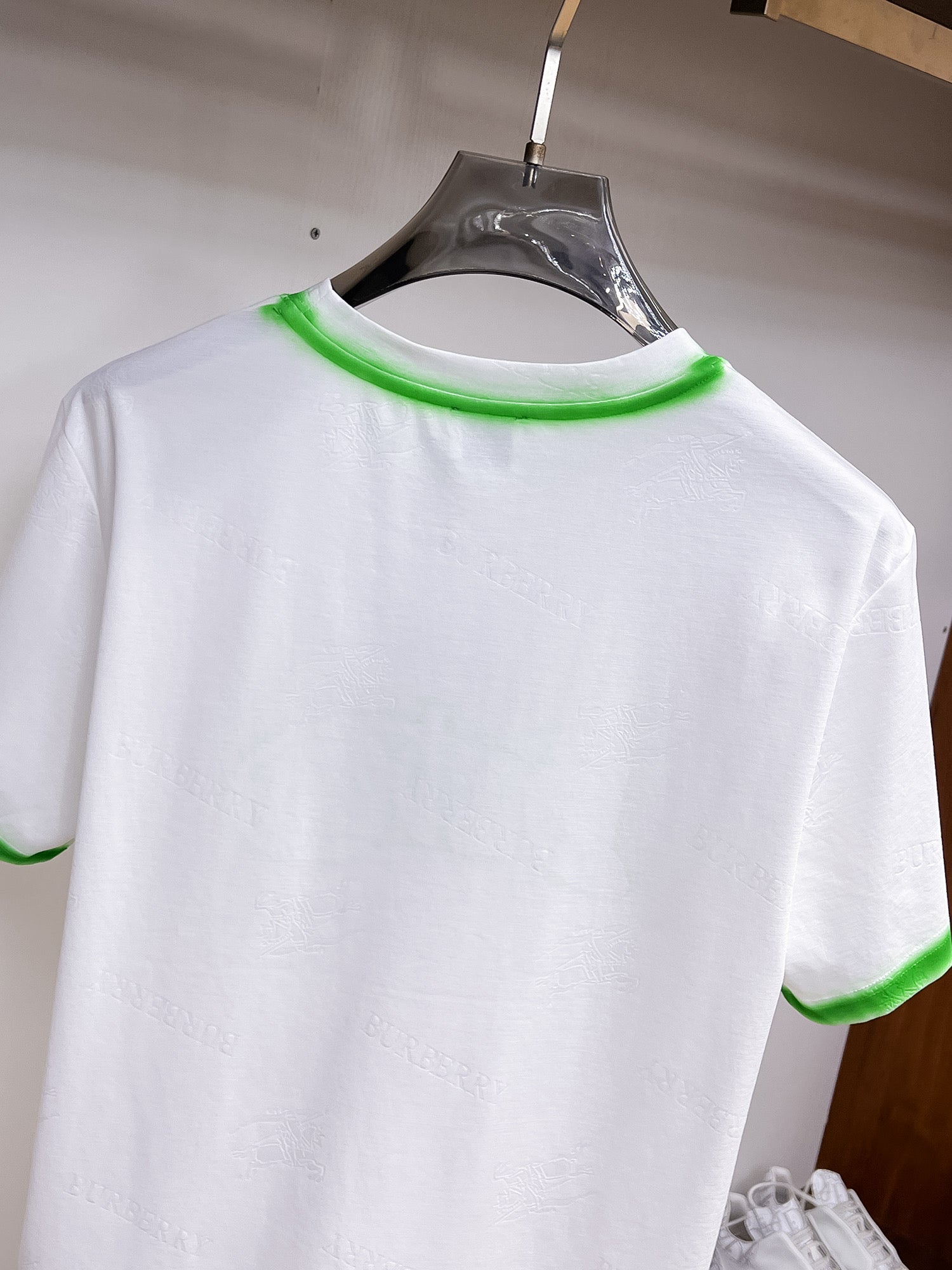 Burberry 【新品】2026SS春夏🆕 男女情侶款經典logo圖標設計短袖T卹簡約的時尚元素設計凸顯精簡,隸屬今夏高顏值單品. 客供優質針織棉面料,手感順滑細膩,著身的透氣舒適感可挑剔.全新標誌皮質徽章縫製感染力強大,彰顯前衛獨特個性.時尚達人的必備單品.表達一絲不苟的時尚氣息. 顏色：白色黑色卡其色尺碼：S/M/L/XL/2XL S肩寬43胸圍104衣長67袖長21