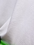 Burberry 【新品】2026SS春夏🆕 男女情侶款經典logo圖標設計短袖T卹簡約的時尚元素設計凸顯精簡,隸屬今夏高顏值單品. 客供優質針織棉面料,手感順滑細膩,著身的透氣舒適感可挑剔.全新標誌皮質徽章縫製感染力強大,彰顯前衛獨特個性.時尚達人的必備單品.表達一絲不苟的時尚氣息. 顏色：白色黑色卡其色尺碼：S/M/L/XL/2XL S肩寬43胸圍104衣長67袖長21