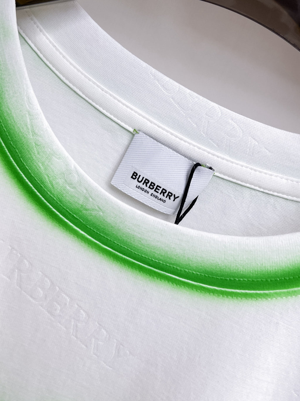 Burberry 【新品】2026SS春夏🆕 男女情侶款經典logo圖標設計短袖T卹簡約的時尚元素設計凸顯精簡,隸屬今夏高顏值單品. 客供優質針織棉面料,手感順滑細膩,著身的透氣舒適感可挑剔.全新標誌皮質徽章縫製感染力強大,彰顯前衛獨特個性.時尚達人的必備單品.表達一絲不苟的時尚氣息. 顏色：白色黑色卡其色尺碼：S/M/L/XL/2XL S肩寬43胸圍104衣長67袖長21