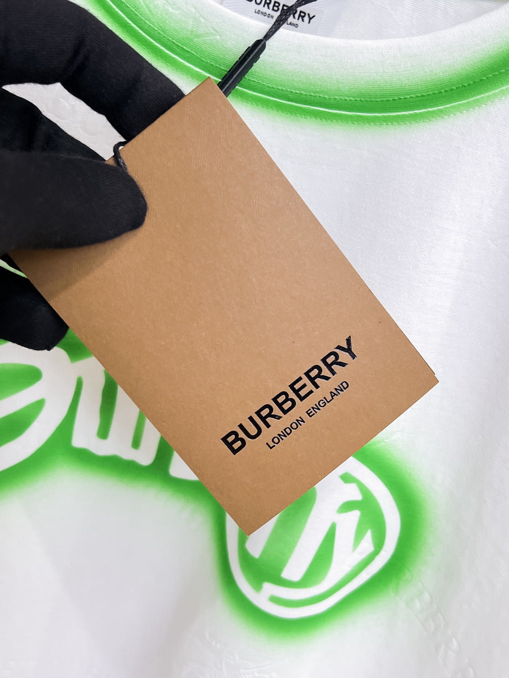 Burberry 【新品】2026SS春夏🆕 男女情侶款經典logo圖標設計短袖T卹簡約的時尚元素設計凸顯精簡,隸屬今夏高顏值單品. 客供優質針織棉面料,手感順滑細膩,著身的透氣舒適感可挑剔.全新標誌皮質徽章縫製感染力強大,彰顯前衛獨特個性.時尚達人的必備單品.表達一絲不苟的時尚氣息. 顏色：白色黑色卡其色尺碼：S/M/L/XL/2XL S肩寬43胸圍104衣長67袖長21