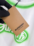 Burberry 【新品】2026SS春夏🆕 男女情侶款經典logo圖標設計短袖T卹簡約的時尚元素設計凸顯精簡,隸屬今夏高顏值單品. 客供優質針織棉面料,手感順滑細膩,著身的透氣舒適感可挑剔.全新標誌皮質徽章縫製感染力強大,彰顯前衛獨特個性.時尚達人的必備單品.表達一絲不苟的時尚氣息. 顏色：白色黑色卡其色尺碼：S/M/L/XL/2XL S肩寬43胸圍104衣長67袖長21