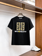 Givenchy【新品】2026SS春夏🆕 男女情侶款經典logo圖標設計短袖T卹簡約的時尚元素設計凸顯精簡,隸屬今夏高顏值單品. 客供優質針織棉面料,手感順滑細膩,著身的透氣舒適感可挑剔.全新標誌皮質徽章縫製感染力強大,彰顯前衛獨特個性.時尚達人的必備單品.表達一絲不苟的時尚氣息. 顏色：白色黑色尺碼：S/M/L/XL/2XL S肩寬43胸圍104衣長67袖長21