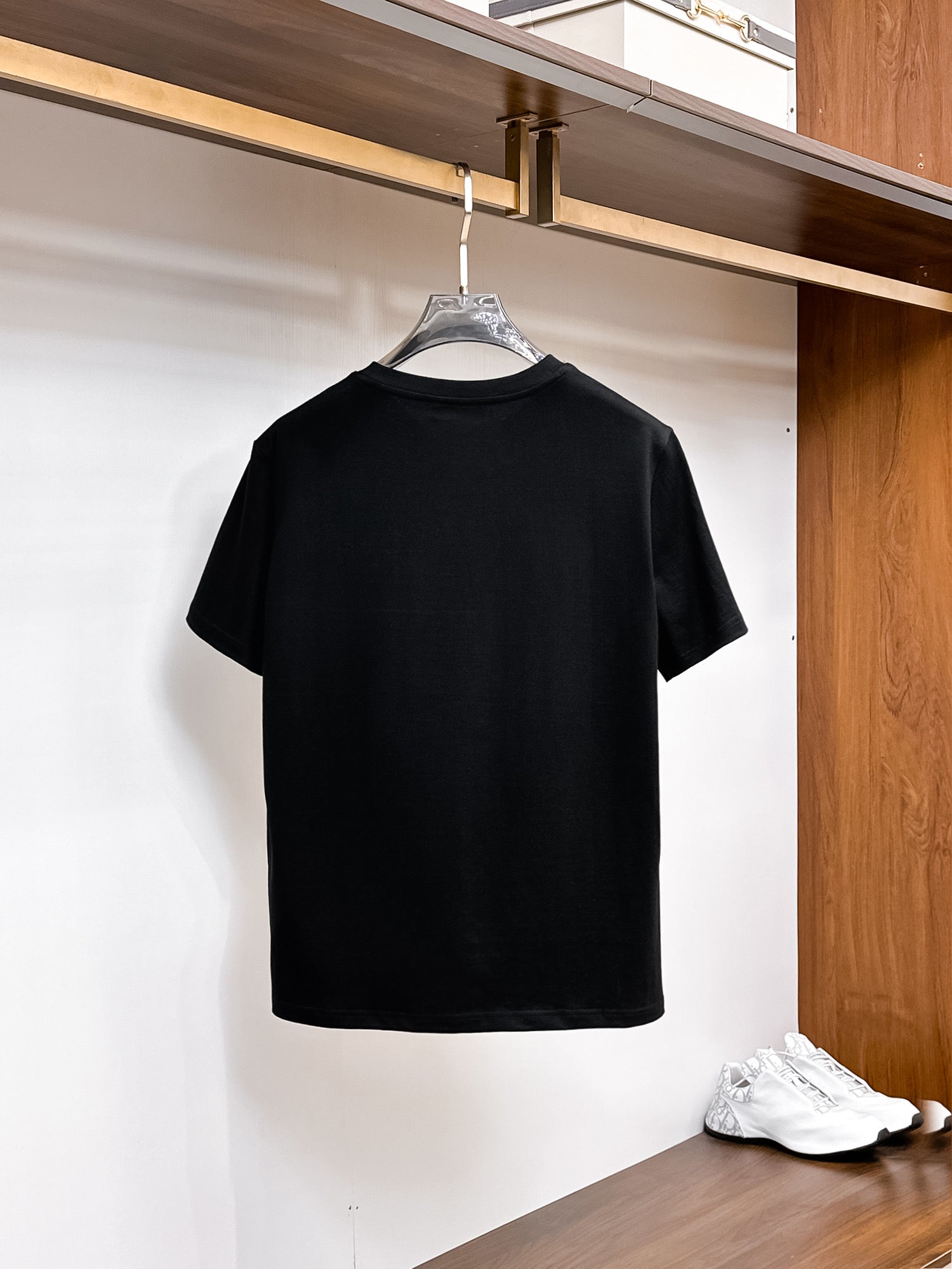 Givenchy【新品】2026SS春夏🆕 男女情侶款經典logo圖標設計短袖T卹簡約的時尚元素設計凸顯精簡,隸屬今夏高顏值單品. 客供優質針織棉面料,手感順滑細膩,著身的透氣舒適感可挑剔.全新標誌皮質徽章縫製感染力強大,彰顯前衛獨特個性.時尚達人的必備單品.表達一絲不苟的時尚氣息. 顏色：白色黑色尺碼：S/M/L/XL/2XL S肩寬43胸圍104衣長67袖長21