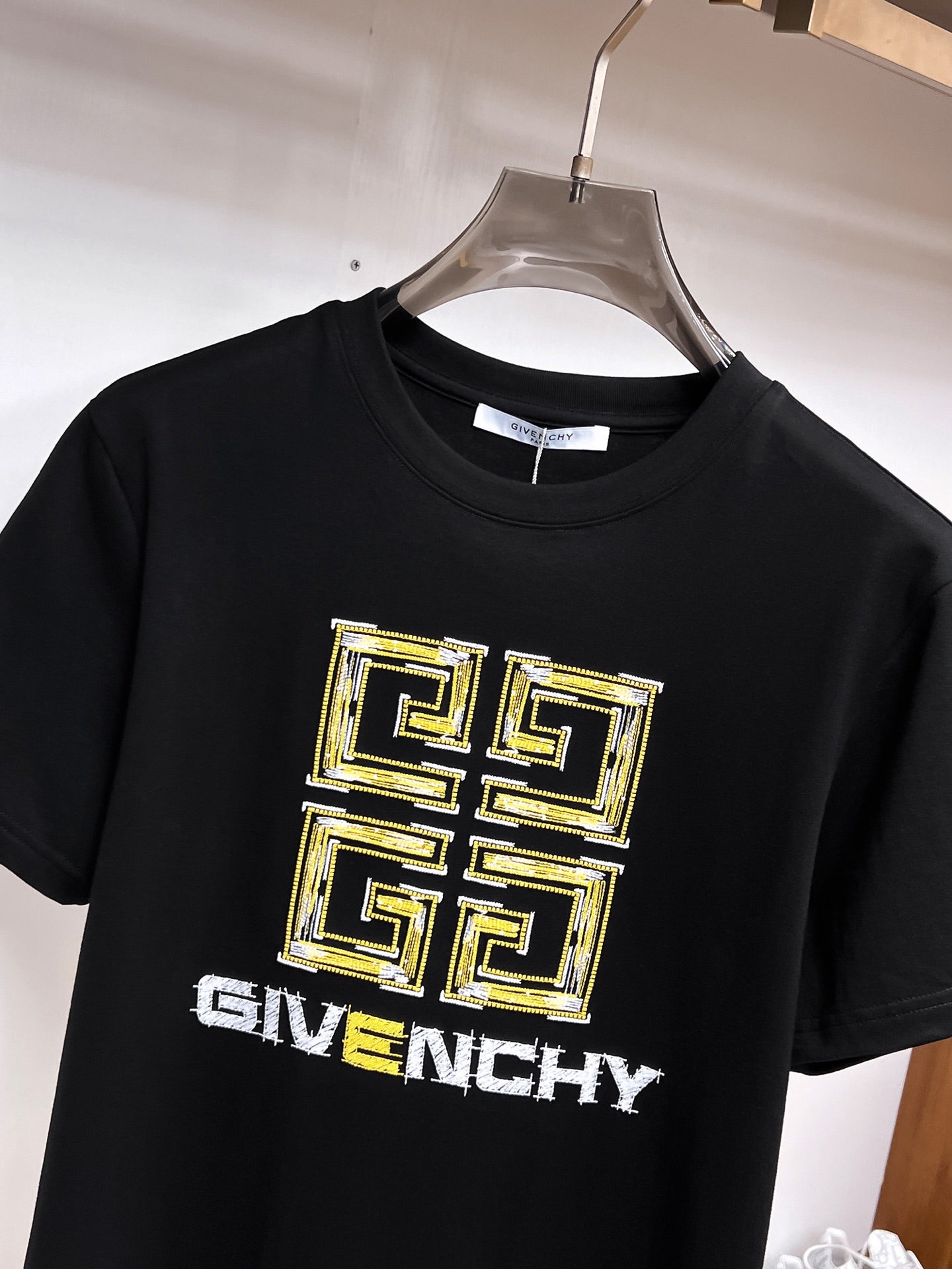 Givenchy【新品】2026SS春夏🆕 男女情侶款經典logo圖標設計短袖T卹簡約的時尚元素設計凸顯精簡,隸屬今夏高顏值單品. 客供優質針織棉面料,手感順滑細膩,著身的透氣舒適感可挑剔.全新標誌皮質徽章縫製感染力強大,彰顯前衛獨特個性.時尚達人的必備單品.表達一絲不苟的時尚氣息. 顏色：白色黑色尺碼：S/M/L/XL/2XL S肩寬43胸圍104衣長67袖長21