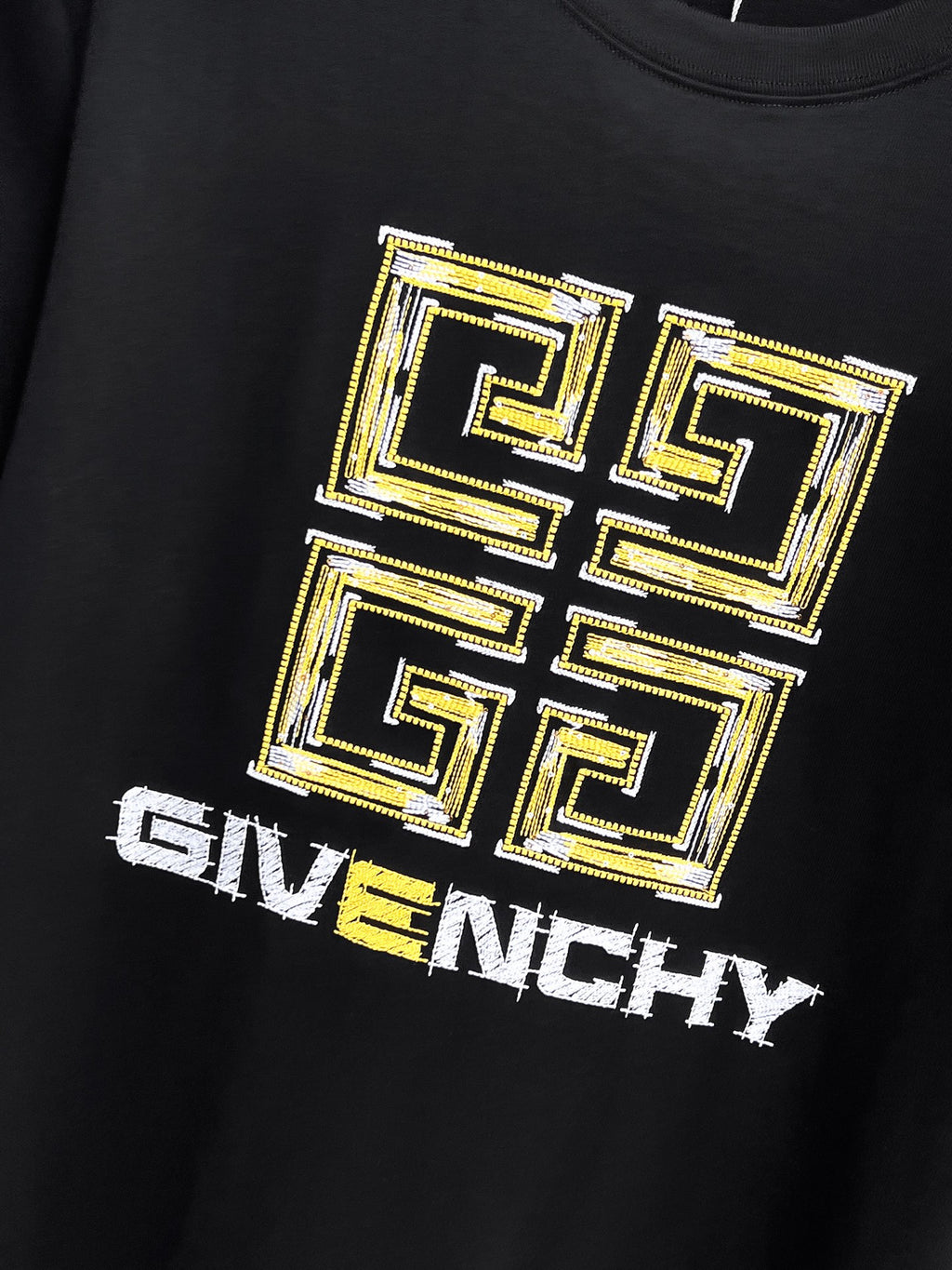 Givenchy【新品】2026SS春夏🆕 男女情侶款經典logo圖標設計短袖T卹簡約的時尚元素設計凸顯精簡,隸屬今夏高顏值單品. 客供優質針織棉面料,手感順滑細膩,著身的透氣舒適感可挑剔.全新標誌皮質徽章縫製感染力強大,彰顯前衛獨特個性.時尚達人的必備單品.表達一絲不苟的時尚氣息. 顏色：白色黑色尺碼：S/M/L/XL/2XL S肩寬43胸圍104衣長67袖長21