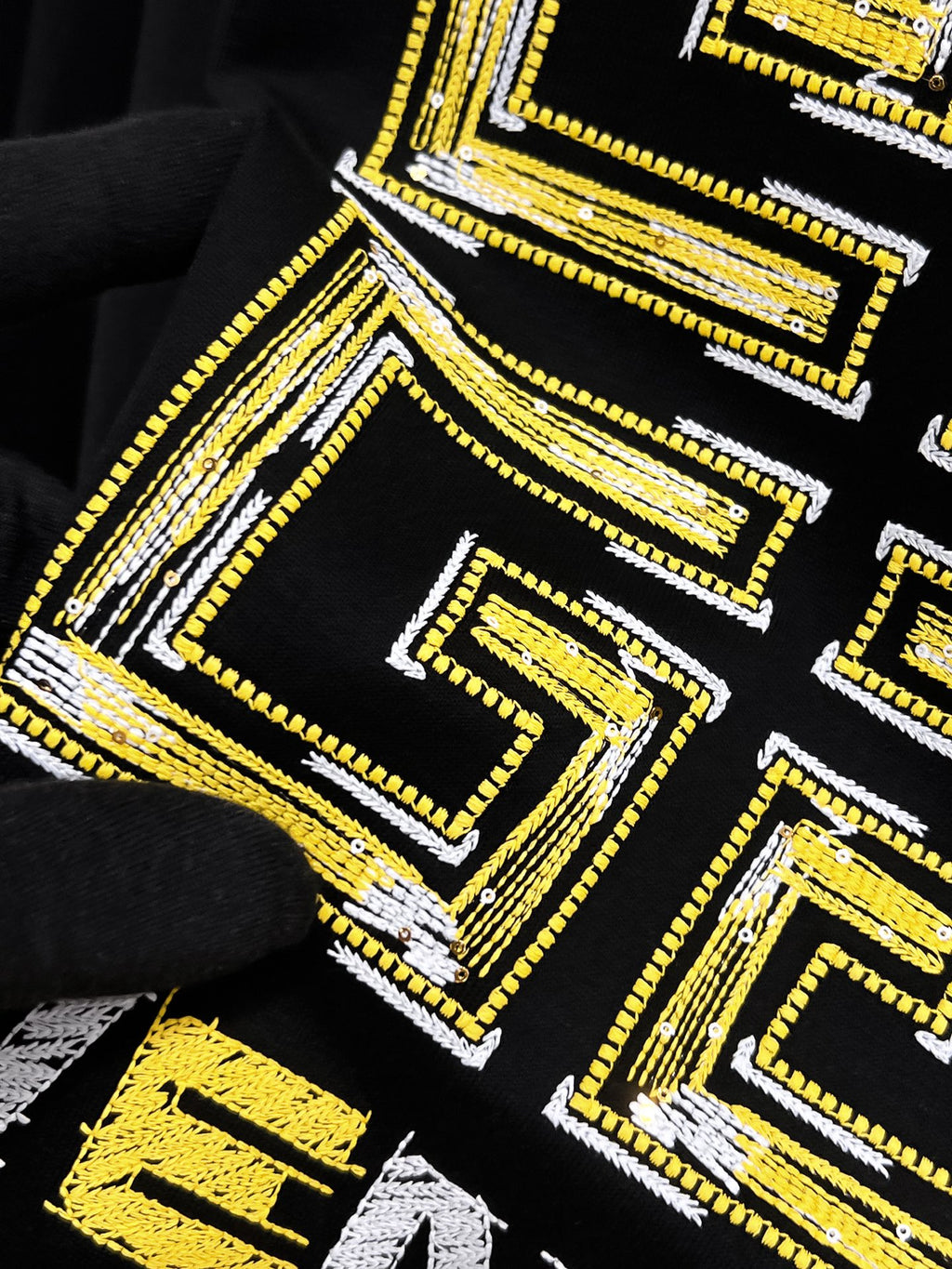 Givenchy【新品】2026SS春夏🆕 男女情侶款經典logo圖標設計短袖T卹簡約的時尚元素設計凸顯精簡,隸屬今夏高顏值單品. 客供優質針織棉面料,手感順滑細膩,著身的透氣舒適感可挑剔.全新標誌皮質徽章縫製感染力強大,彰顯前衛獨特個性.時尚達人的必備單品.表達一絲不苟的時尚氣息. 顏色：白色黑色尺碼：S/M/L/XL/2XL S肩寬43胸圍104衣長67袖長21