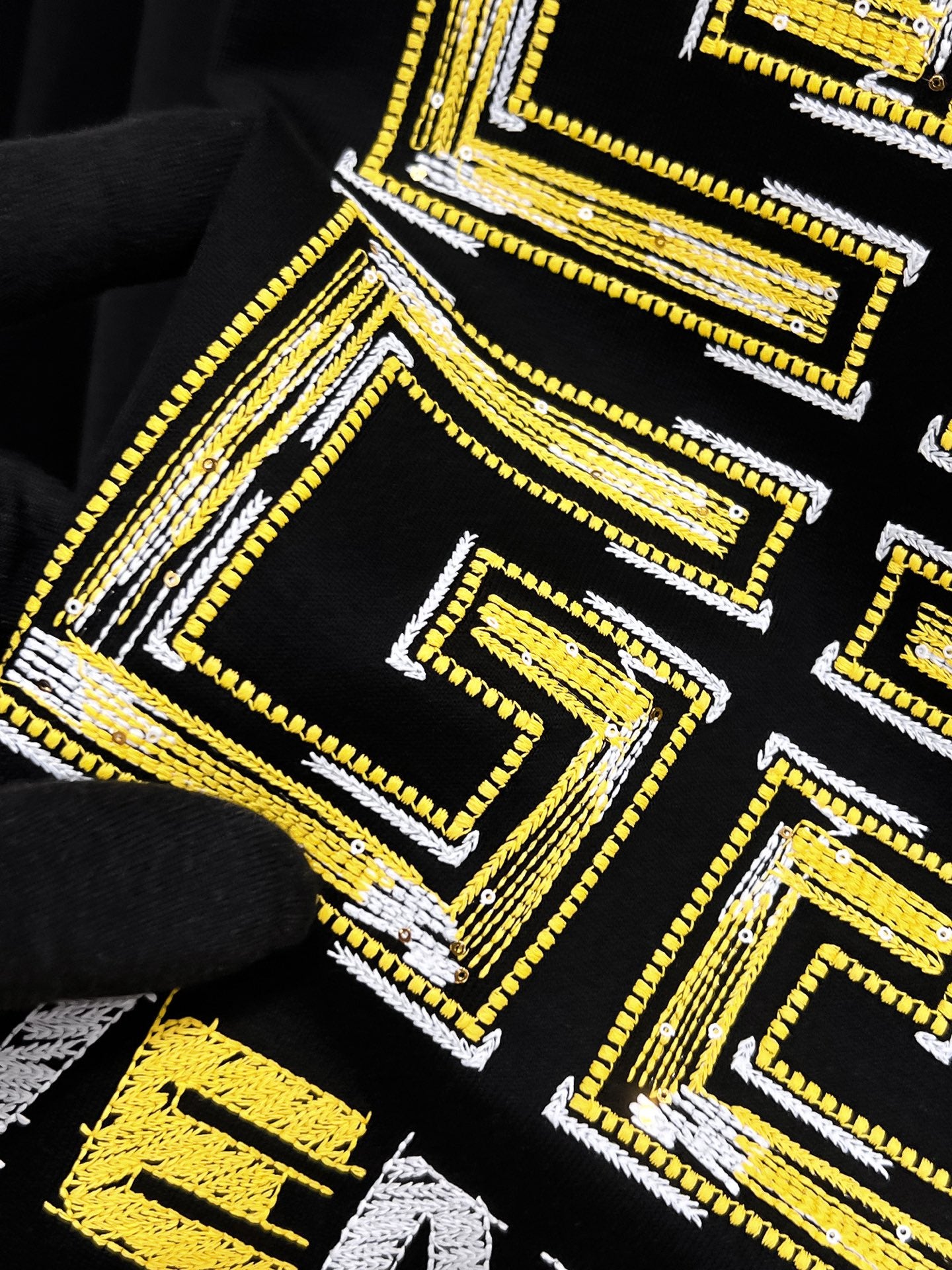 Givenchy【新品】2026SS春夏🆕 男女情侶款經典logo圖標設計短袖T卹簡約的時尚元素設計凸顯精簡,隸屬今夏高顏值單品. 客供優質針織棉面料,手感順滑細膩,著身的透氣舒適感可挑剔.全新標誌皮質徽章縫製感染力強大,彰顯前衛獨特個性.時尚達人的必備單品.表達一絲不苟的時尚氣息. 顏色：白色黑色尺碼：S/M/L/XL/2XL S肩寬43胸圍104衣長67袖長21