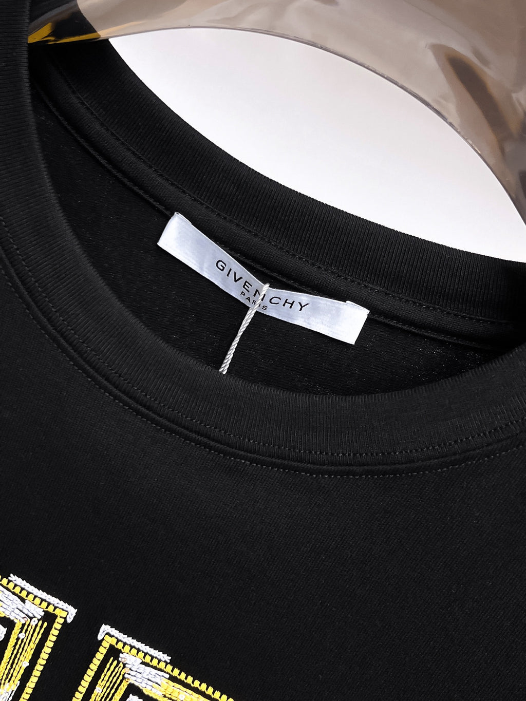 Givenchy【新品】2026SS春夏🆕 男女情侶款經典logo圖標設計短袖T卹簡約的時尚元素設計凸顯精簡,隸屬今夏高顏值單品. 客供優質針織棉面料,手感順滑細膩,著身的透氣舒適感可挑剔.全新標誌皮質徽章縫製感染力強大,彰顯前衛獨特個性.時尚達人的必備單品.表達一絲不苟的時尚氣息. 顏色：白色黑色尺碼：S/M/L/XL/2XL S肩寬43胸圍104衣長67袖長21
