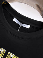 Givenchy【新品】2026SS春夏🆕 男女情侶款經典logo圖標設計短袖T卹簡約的時尚元素設計凸顯精簡,隸屬今夏高顏值單品. 客供優質針織棉面料,手感順滑細膩,著身的透氣舒適感可挑剔.全新標誌皮質徽章縫製感染力強大,彰顯前衛獨特個性.時尚達人的必備單品.表達一絲不苟的時尚氣息. 顏色：白色黑色尺碼：S/M/L/XL/2XL S肩寬43胸圍104衣長67袖長21