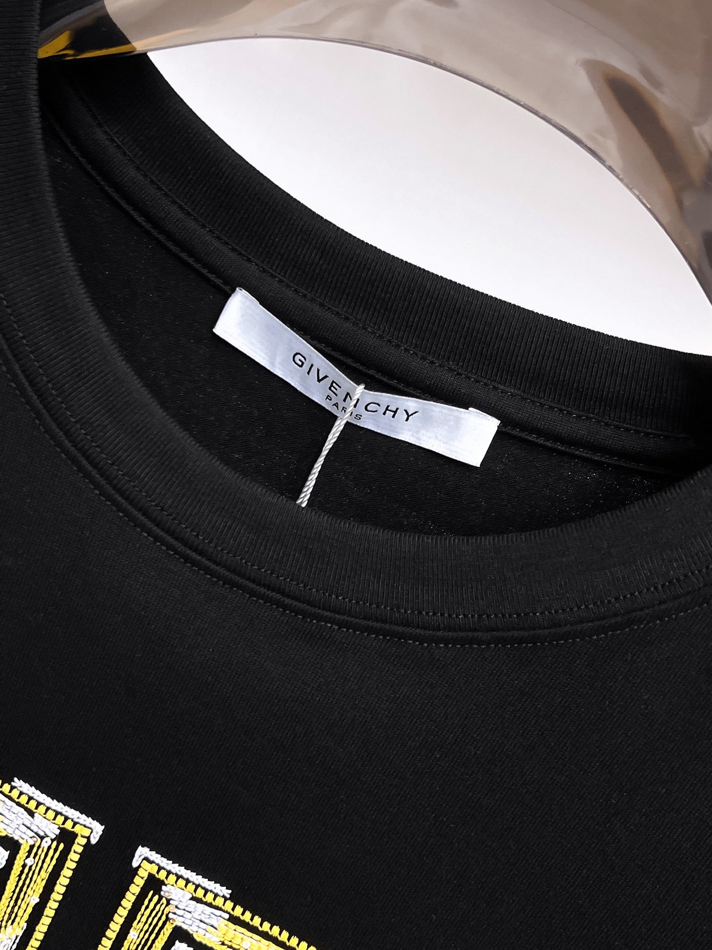 Givenchy【新品】2026SS春夏🆕 男女情侶款經典logo圖標設計短袖T卹簡約的時尚元素設計凸顯精簡,隸屬今夏高顏值單品. 客供優質針織棉面料,手感順滑細膩,著身的透氣舒適感可挑剔.全新標誌皮質徽章縫製感染力強大,彰顯前衛獨特個性.時尚達人的必備單品.表達一絲不苟的時尚氣息. 顏色：白色黑色尺碼：S/M/L/XL/2XL S肩寬43胸圍104衣長67袖長21