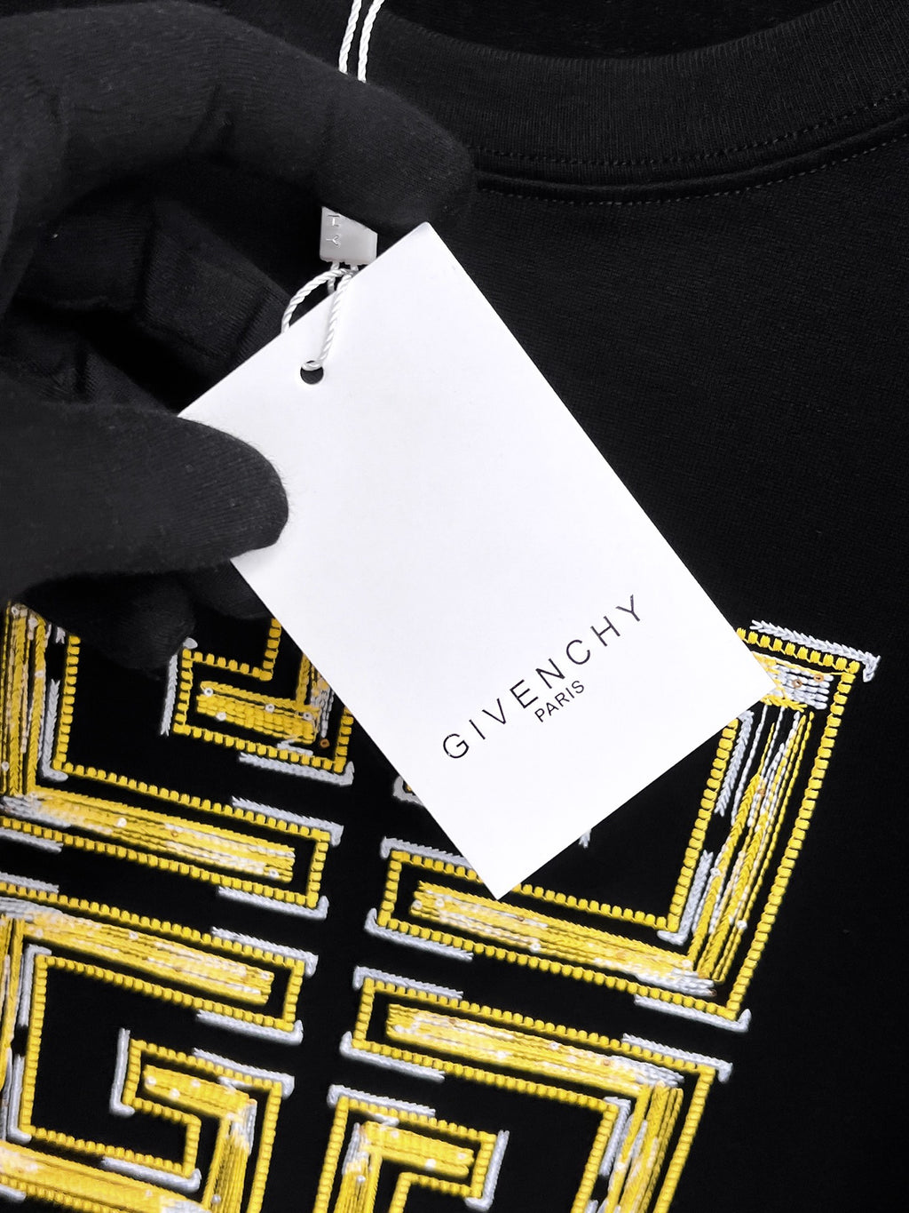 Givenchy【新品】2026SS春夏🆕 男女情侶款經典logo圖標設計短袖T卹簡約的時尚元素設計凸顯精簡,隸屬今夏高顏值單品. 客供優質針織棉面料,手感順滑細膩,著身的透氣舒適感可挑剔.全新標誌皮質徽章縫製感染力強大,彰顯前衛獨特個性.時尚達人的必備單品.表達一絲不苟的時尚氣息. 顏色：白色黑色尺碼：S/M/L/XL/2XL S肩寬43胸圍104衣長67袖長21