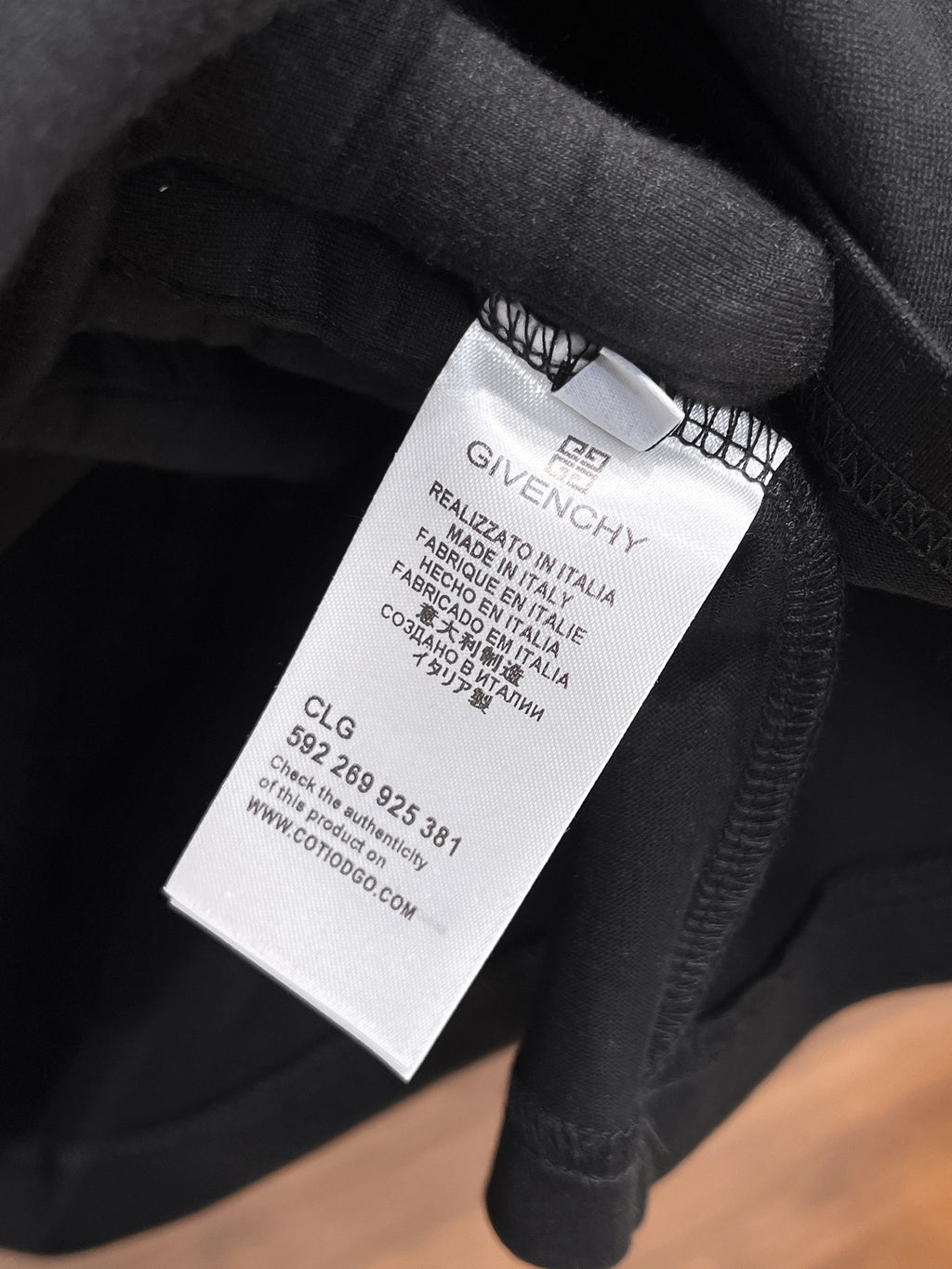 Givenchy【新品】2026SS春夏🆕 男女情侶款經典logo圖標設計短袖T卹簡約的時尚元素設計凸顯精簡,隸屬今夏高顏值單品. 客供優質針織棉面料,手感順滑細膩,著身的透氣舒適感可挑剔.全新標誌皮質徽章縫製感染力強大,彰顯前衛獨特個性.時尚達人的必備單品.表達一絲不苟的時尚氣息. 顏色：白色黑色尺碼：S/M/L/XL/2XL S肩寬43胸圍104衣長67袖長21