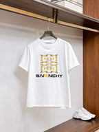 Givenchy【新品】2026SS春夏🆕 男女情侶款經典logo圖標設計短袖T卹簡約的時尚元素設計凸顯精簡,隸屬今夏高顏值單品. 客供優質針織棉面料,手感順滑細膩,著身的透氣舒適感可挑剔.全新標誌皮質徽章縫製感染力強大,彰顯前衛獨特個性.時尚達人的必備單品.表達一絲不苟的時尚氣息. 顏色：白色黑色尺碼：S/M/L/XL/2XL S肩寬43胸圍104衣長67袖長21