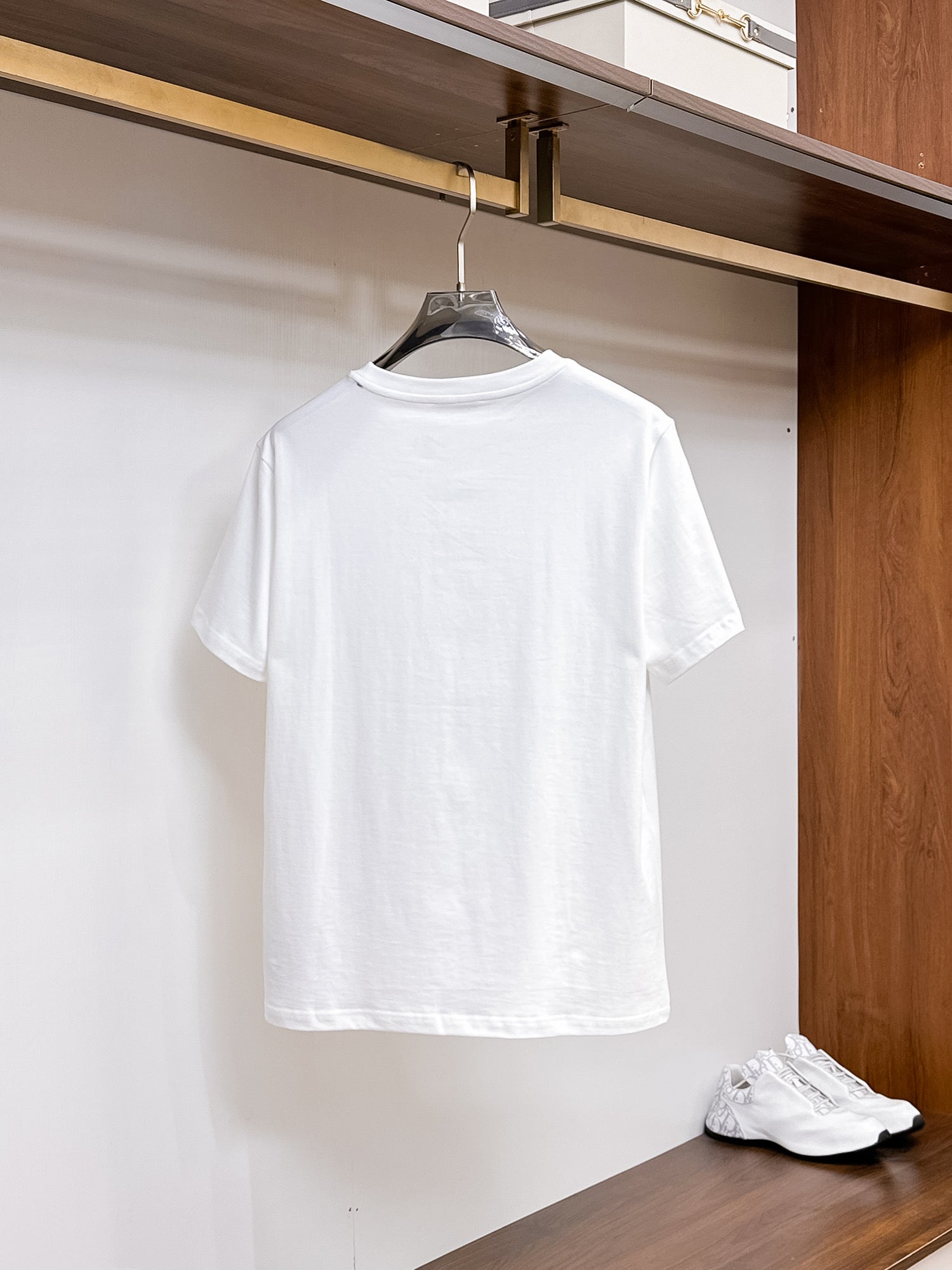 Givenchy【新品】2026SS春夏🆕 男女情侶款經典logo圖標設計短袖T卹簡約的時尚元素設計凸顯精簡,隸屬今夏高顏值單品. 客供優質針織棉面料,手感順滑細膩,著身的透氣舒適感可挑剔.全新標誌皮質徽章縫製感染力強大,彰顯前衛獨特個性.時尚達人的必備單品.表達一絲不苟的時尚氣息. 顏色：白色黑色尺碼：S/M/L/XL/2XL S肩寬43胸圍104衣長67袖長21