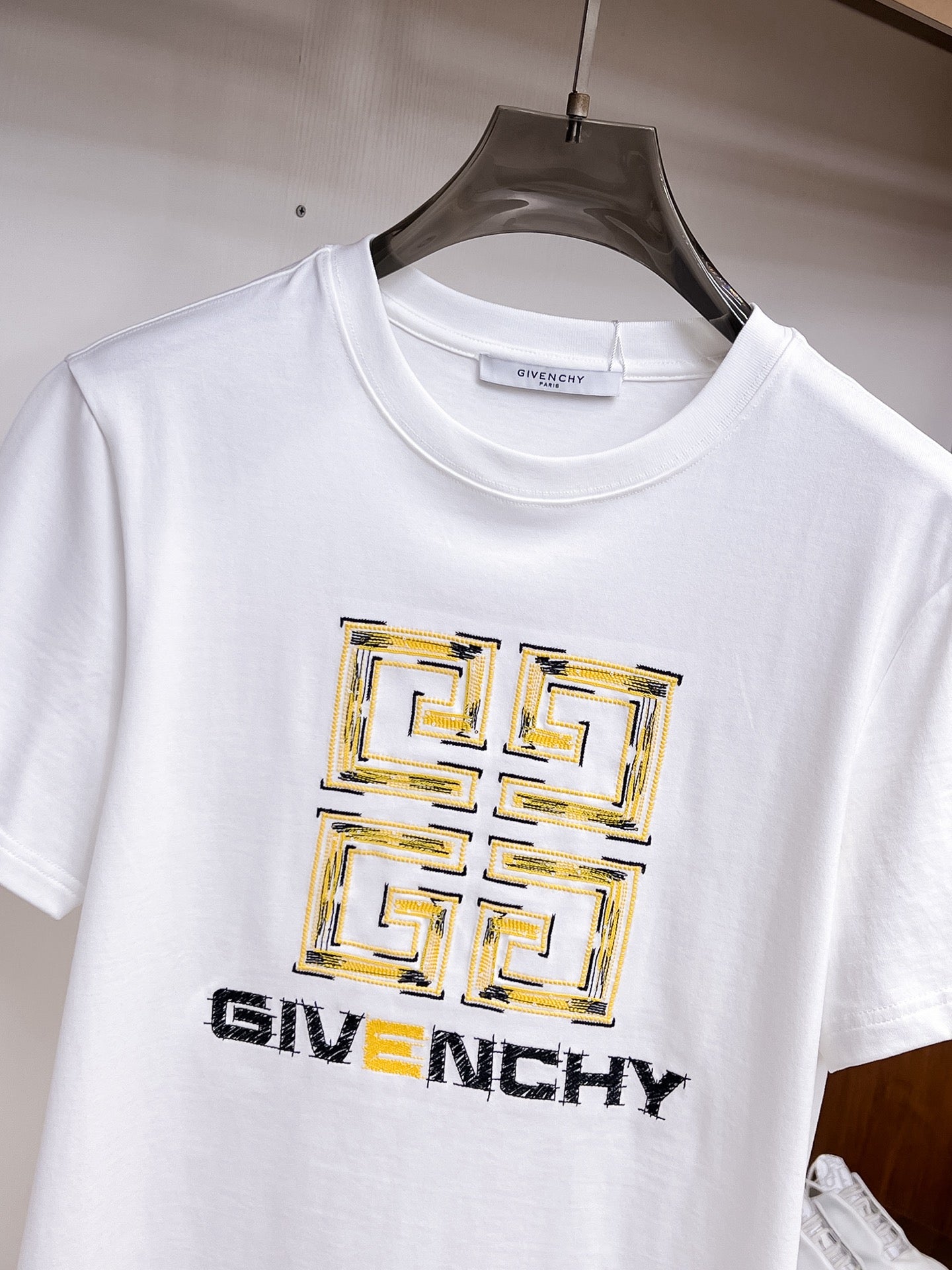 Givenchy【新品】2026SS春夏🆕 男女情侶款經典logo圖標設計短袖T卹簡約的時尚元素設計凸顯精簡,隸屬今夏高顏值單品. 客供優質針織棉面料,手感順滑細膩,著身的透氣舒適感可挑剔.全新標誌皮質徽章縫製感染力強大,彰顯前衛獨特個性.時尚達人的必備單品.表達一絲不苟的時尚氣息. 顏色：白色黑色尺碼：S/M/L/XL/2XL S肩寬43胸圍104衣長67袖長21