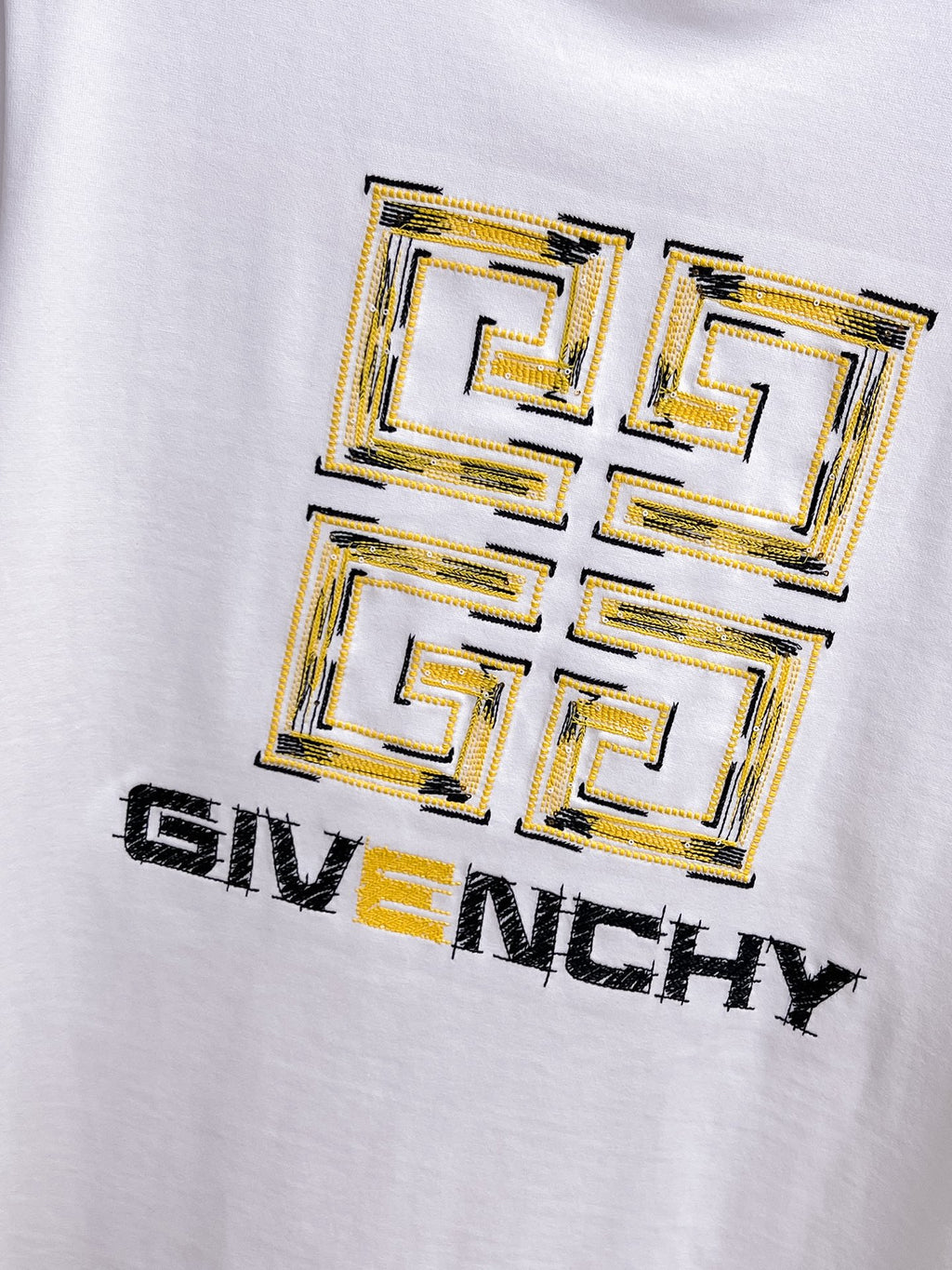 Givenchy【新品】2026SS春夏🆕 男女情侶款經典logo圖標設計短袖T卹簡約的時尚元素設計凸顯精簡,隸屬今夏高顏值單品. 客供優質針織棉面料,手感順滑細膩,著身的透氣舒適感可挑剔.全新標誌皮質徽章縫製感染力強大,彰顯前衛獨特個性.時尚達人的必備單品.表達一絲不苟的時尚氣息. 顏色：白色黑色尺碼：S/M/L/XL/2XL S肩寬43胸圍104衣長67袖長21