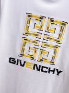 Givenchy【新品】2026SS春夏🆕 男女情侶款經典logo圖標設計短袖T卹簡約的時尚元素設計凸顯精簡,隸屬今夏高顏值單品. 客供優質針織棉面料,手感順滑細膩,著身的透氣舒適感可挑剔.全新標誌皮質徽章縫製感染力強大,彰顯前衛獨特個性.時尚達人的必備單品.表達一絲不苟的時尚氣息. 顏色：白色黑色尺碼：S/M/L/XL/2XL S肩寬43胸圍104衣長67袖長21