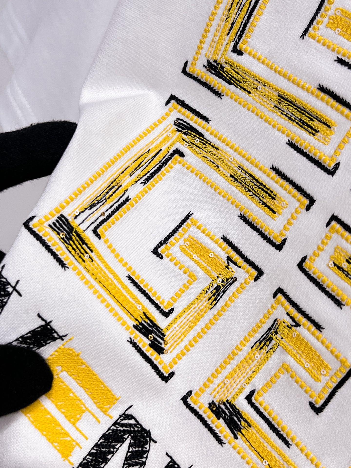 Givenchy【新品】2026SS春夏🆕 男女情侶款經典logo圖標設計短袖T卹簡約的時尚元素設計凸顯精簡,隸屬今夏高顏值單品. 客供優質針織棉面料,手感順滑細膩,著身的透氣舒適感可挑剔.全新標誌皮質徽章縫製感染力強大,彰顯前衛獨特個性.時尚達人的必備單品.表達一絲不苟的時尚氣息. 顏色：白色黑色尺碼：S/M/L/XL/2XL S肩寬43胸圍104衣長67袖長21