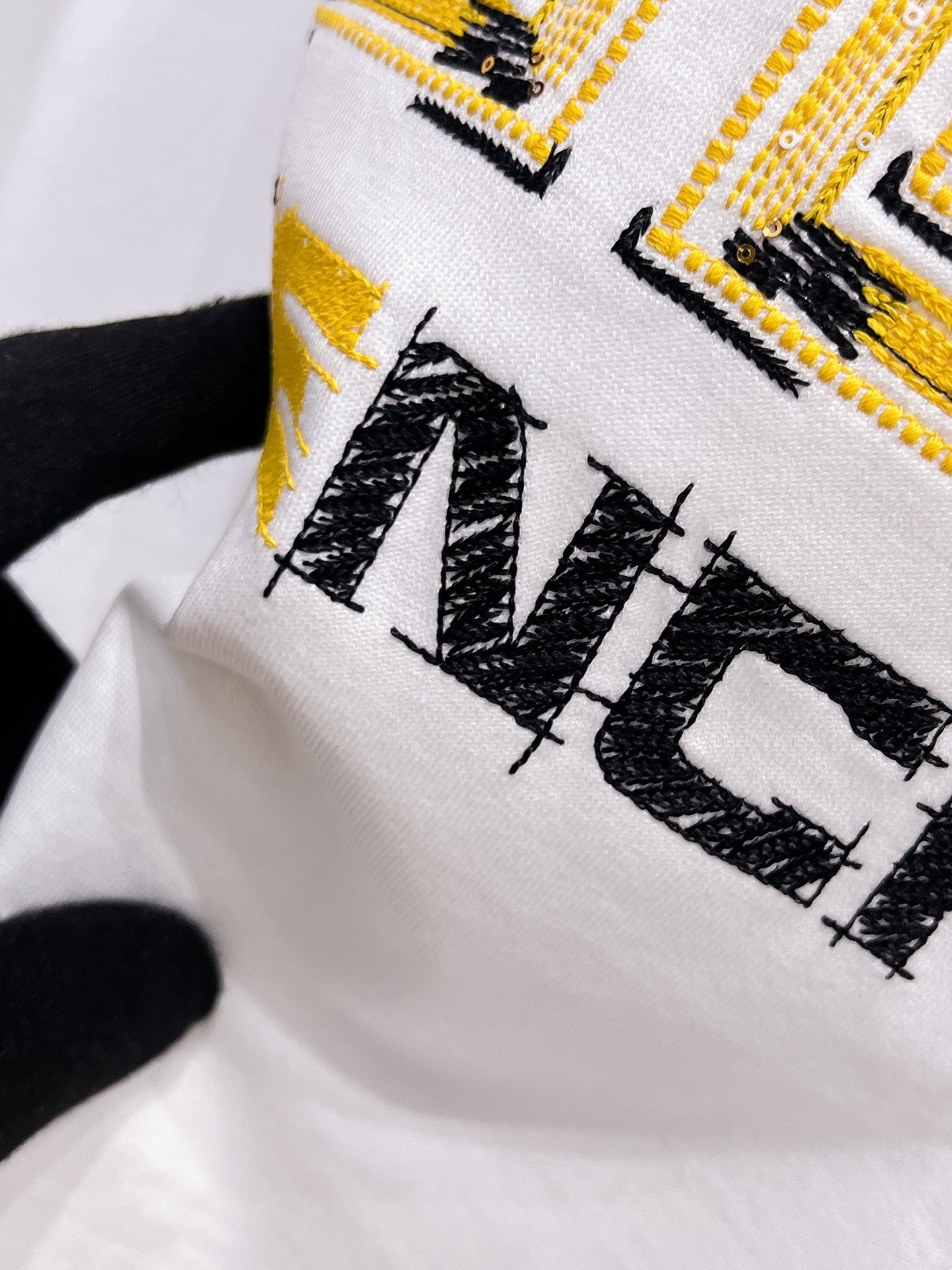 Givenchy【新品】2026SS春夏🆕 男女情侶款經典logo圖標設計短袖T卹簡約的時尚元素設計凸顯精簡,隸屬今夏高顏值單品. 客供優質針織棉面料,手感順滑細膩,著身的透氣舒適感可挑剔.全新標誌皮質徽章縫製感染力強大,彰顯前衛獨特個性.時尚達人的必備單品.表達一絲不苟的時尚氣息. 顏色：白色黑色尺碼：S/M/L/XL/2XL S肩寬43胸圍104衣長67袖長21