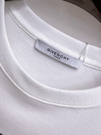 Givenchy【新品】2026SS春夏🆕 男女情侶款經典logo圖標設計短袖T卹簡約的時尚元素設計凸顯精簡,隸屬今夏高顏值單品. 客供優質針織棉面料,手感順滑細膩,著身的透氣舒適感可挑剔.全新標誌皮質徽章縫製感染力強大,彰顯前衛獨特個性.時尚達人的必備單品.表達一絲不苟的時尚氣息. 顏色：白色黑色尺碼：S/M/L/XL/2XL S肩寬43胸圍104衣長67袖長21