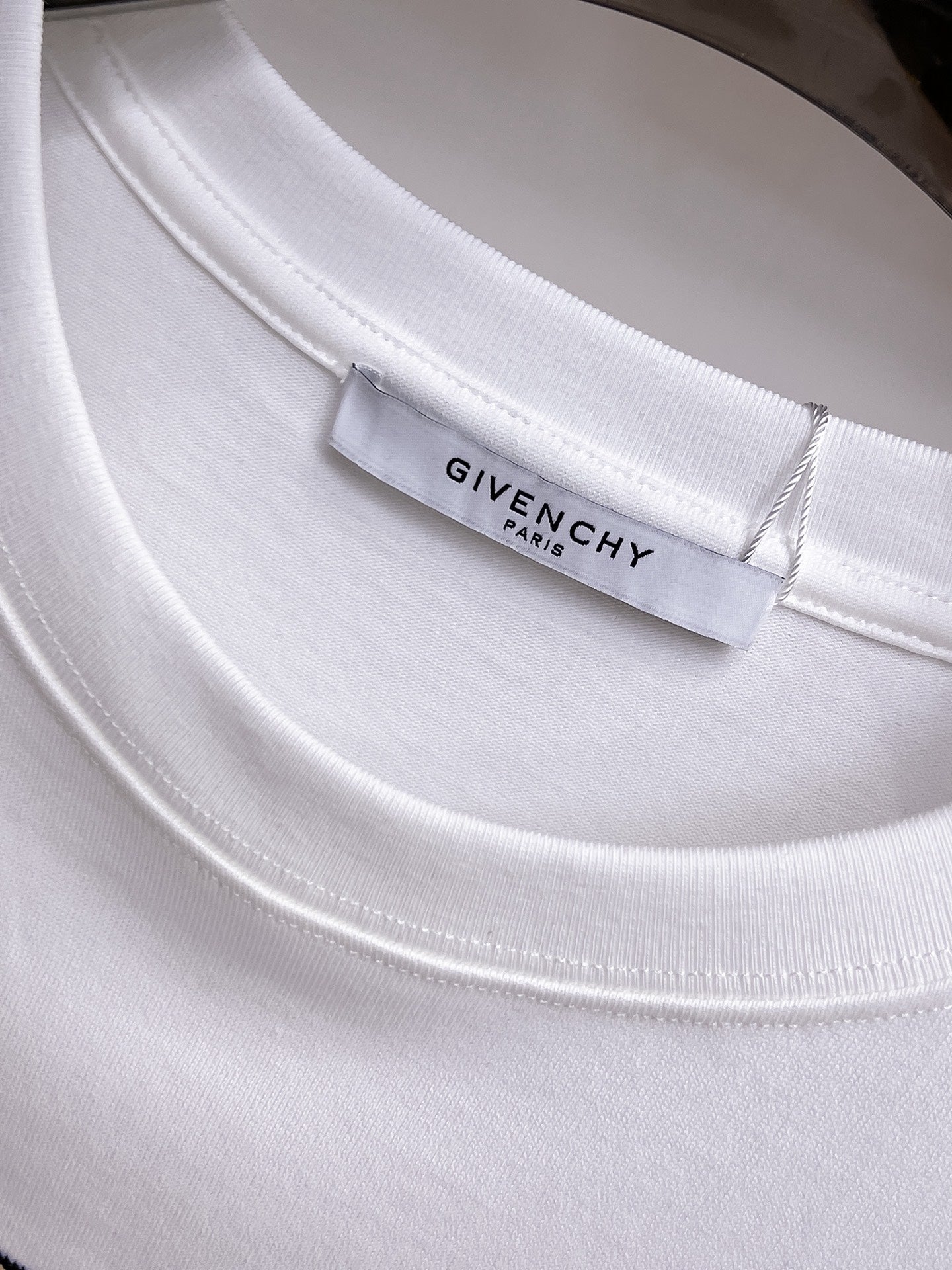 Givenchy【新品】2026SS春夏🆕 男女情侶款經典logo圖標設計短袖T卹簡約的時尚元素設計凸顯精簡,隸屬今夏高顏值單品. 客供優質針織棉面料,手感順滑細膩,著身的透氣舒適感可挑剔.全新標誌皮質徽章縫製感染力強大,彰顯前衛獨特個性.時尚達人的必備單品.表達一絲不苟的時尚氣息. 顏色：白色黑色尺碼：S/M/L/XL/2XL S肩寬43胸圍104衣長67袖長21