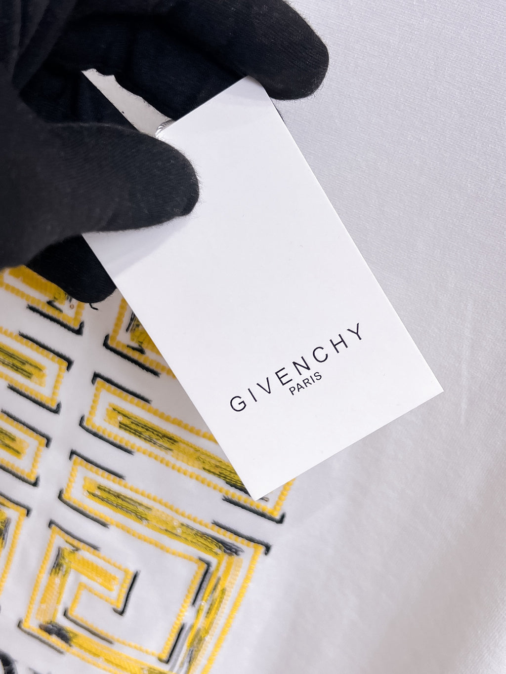 Givenchy【新品】2026SS春夏🆕 男女情侶款經典logo圖標設計短袖T卹簡約的時尚元素設計凸顯精簡,隸屬今夏高顏值單品. 客供優質針織棉面料,手感順滑細膩,著身的透氣舒適感可挑剔.全新標誌皮質徽章縫製感染力強大,彰顯前衛獨特個性.時尚達人的必備單品.表達一絲不苟的時尚氣息. 顏色：白色黑色尺碼：S/M/L/XL/2XL S肩寬43胸圍104衣長67袖長21