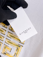 Givenchy【新品】2026SS春夏🆕 男女情侶款經典logo圖標設計短袖T卹簡約的時尚元素設計凸顯精簡,隸屬今夏高顏值單品. 客供優質針織棉面料,手感順滑細膩,著身的透氣舒適感可挑剔.全新標誌皮質徽章縫製感染力強大,彰顯前衛獨特個性.時尚達人的必備單品.表達一絲不苟的時尚氣息. 顏色：白色黑色尺碼：S/M/L/XL/2XL S肩寬43胸圍104衣長67袖長21