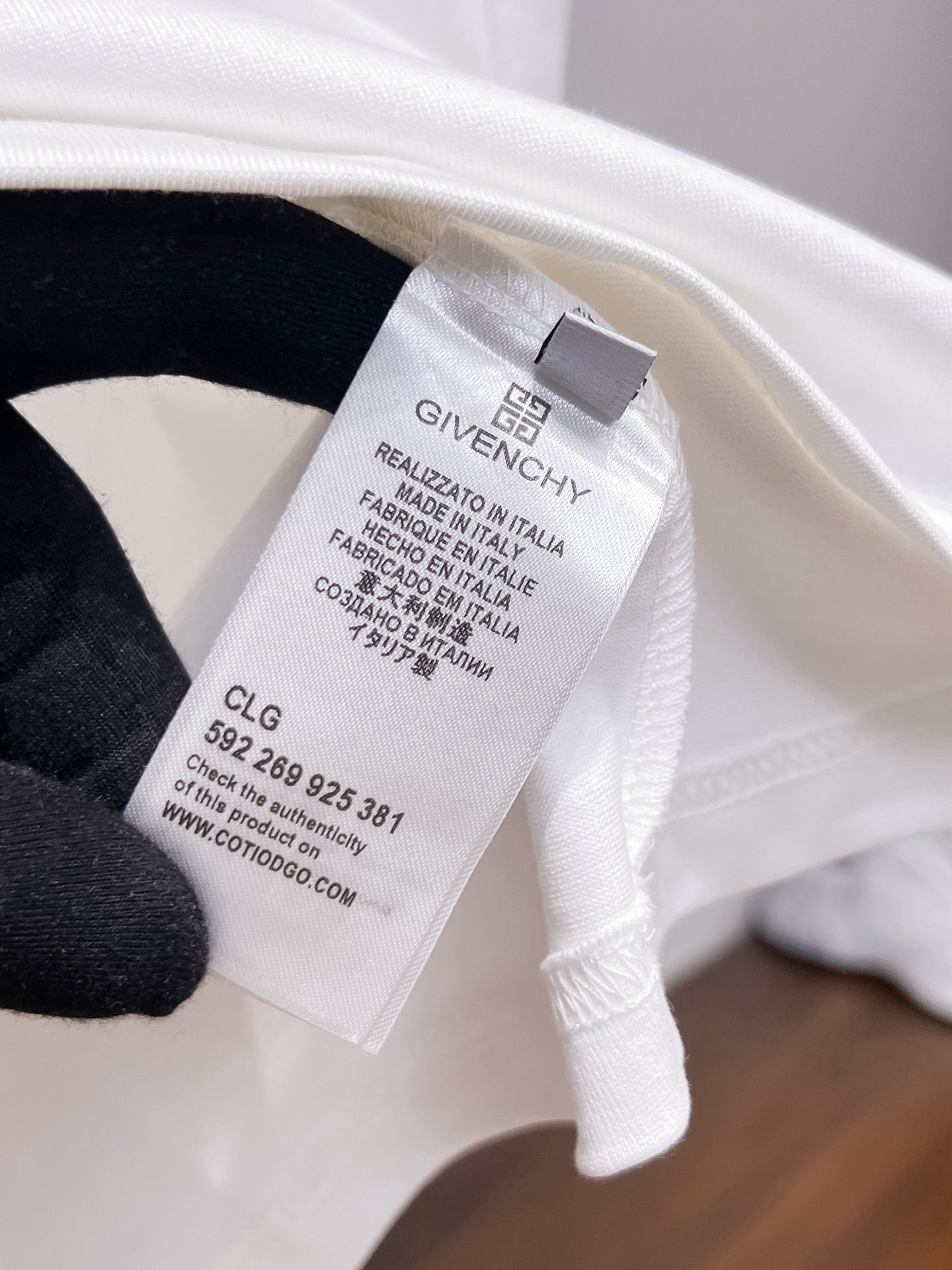 Givenchy【新品】2026SS春夏🆕 男女情侶款經典logo圖標設計短袖T卹簡約的時尚元素設計凸顯精簡,隸屬今夏高顏值單品. 客供優質針織棉面料,手感順滑細膩,著身的透氣舒適感可挑剔.全新標誌皮質徽章縫製感染力強大,彰顯前衛獨特個性.時尚達人的必備單品.表達一絲不苟的時尚氣息. 顏色：白色黑色尺碼：S/M/L/XL/2XL S肩寬43胸圍104衣長67袖長21