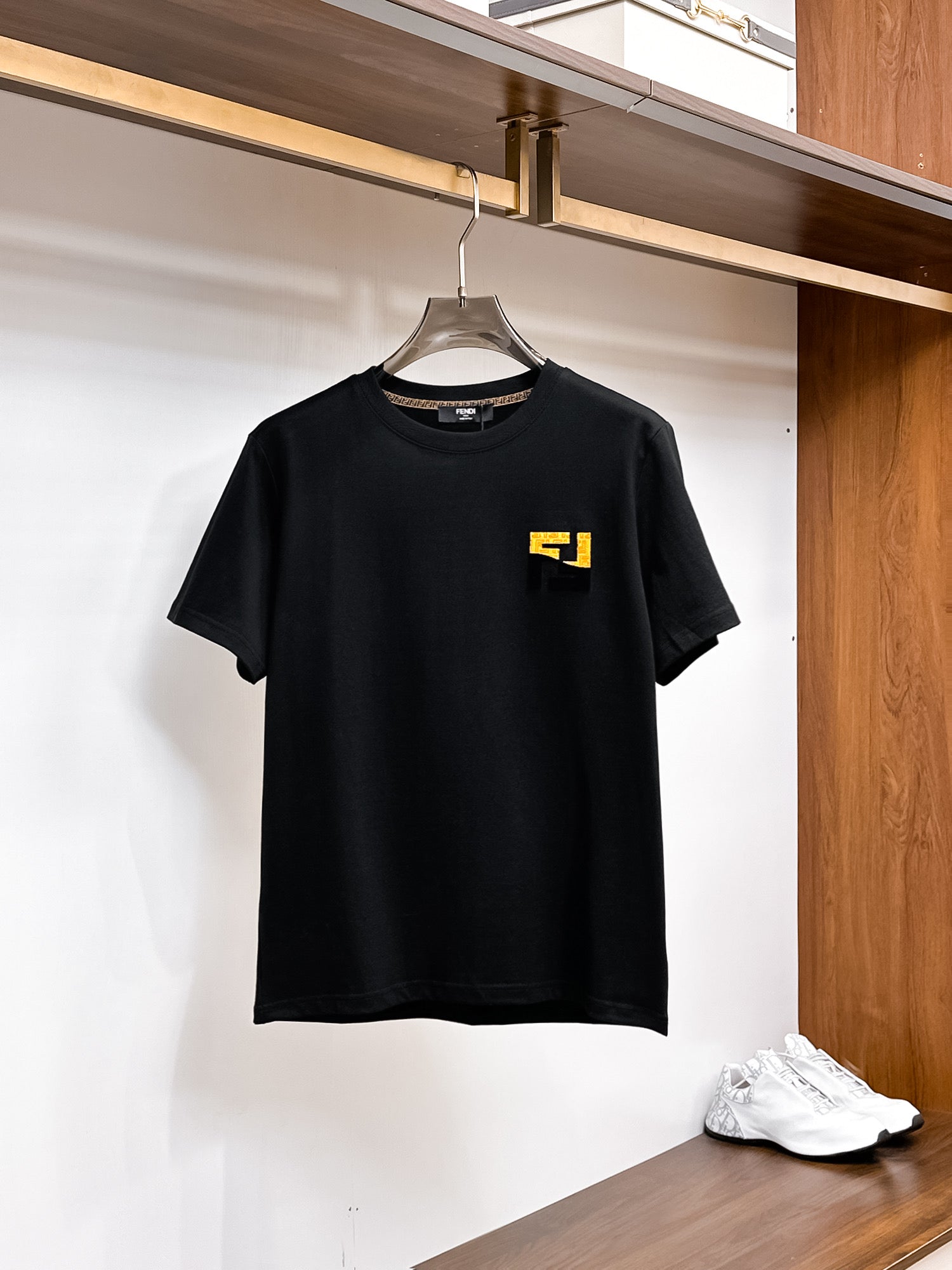 Fendi 【新品】2026SS春夏🆕 男女情侶款經典logo圖標設計短袖T卹簡約的時尚元素設計凸顯精簡,隸屬今夏高顏值單品. 客供優質針織棉面料,手感順滑細膩,著身的透氣舒適感無可挑剔.全新標誌皮質徽章縫製感染力強大,彰顯前衛獨特個性.時尚達人的必備單品.表達一絲不苟的時尚氣息. 顏色：白色黑色尺碼：S/M/L/XL/2XL S肩寬43胸圍104衣長67袖長21