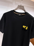 Fendi 【新品】2026SS春夏🆕 男女情侶款經典logo圖標設計短袖T卹簡約的時尚元素設計凸顯精簡,隸屬今夏高顏值單品. 客供優質針織棉面料,手感順滑細膩,著身的透氣舒適感無可挑剔.全新標誌皮質徽章縫製感染力強大,彰顯前衛獨特個性.時尚達人的必備單品.表達一絲不苟的時尚氣息. 顏色：白色黑色尺碼：S/M/L/XL/2XL S肩寬43胸圍104衣長67袖長21