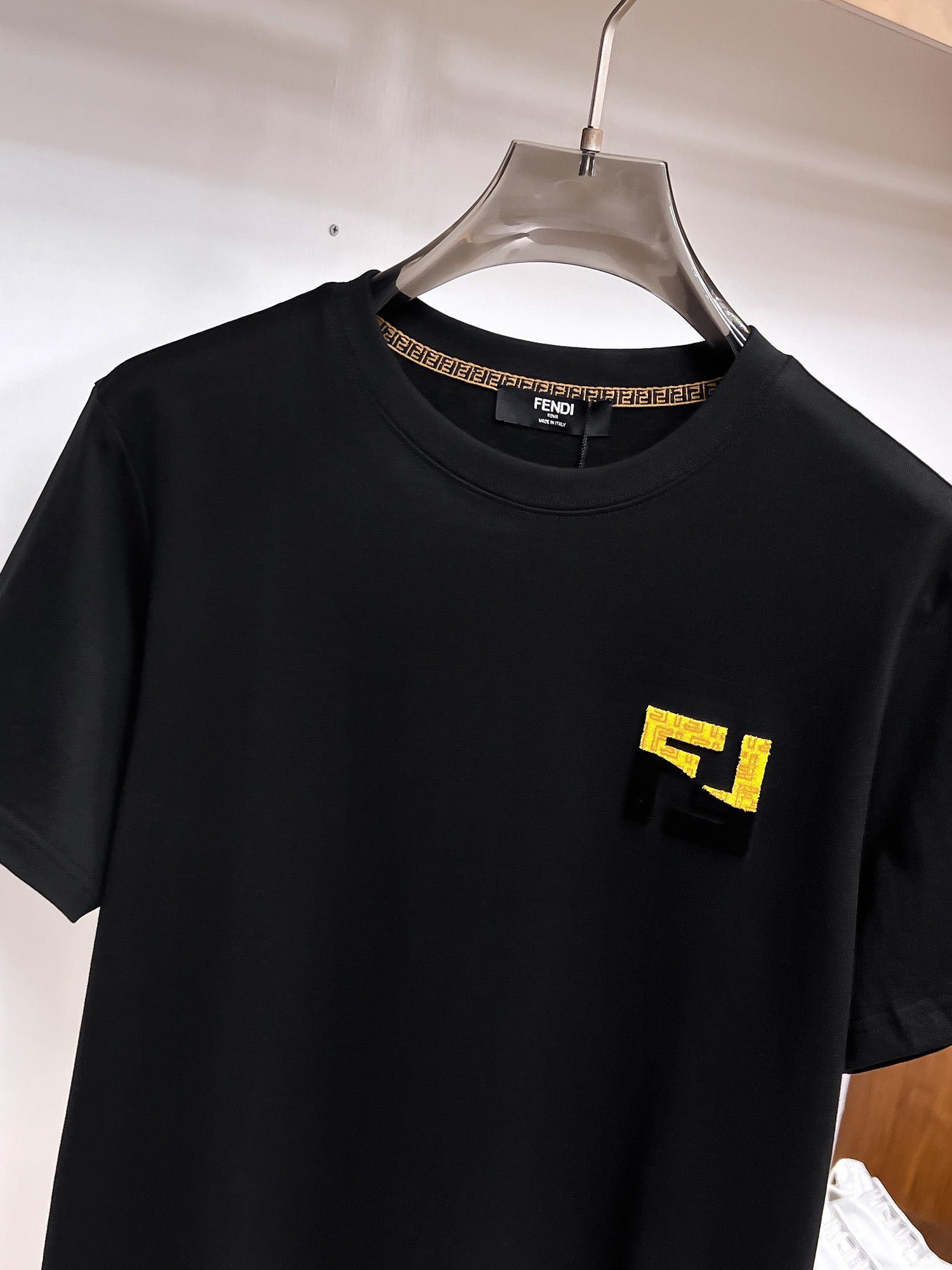 Fendi 【新品】2026SS春夏🆕 男女情侶款經典logo圖標設計短袖T卹簡約的時尚元素設計凸顯精簡,隸屬今夏高顏值單品. 客供優質針織棉面料,手感順滑細膩,著身的透氣舒適感無可挑剔.全新標誌皮質徽章縫製感染力強大,彰顯前衛獨特個性.時尚達人的必備單品.表達一絲不苟的時尚氣息. 顏色：白色黑色尺碼：S/M/L/XL/2XL S肩寬43胸圍104衣長67袖長21