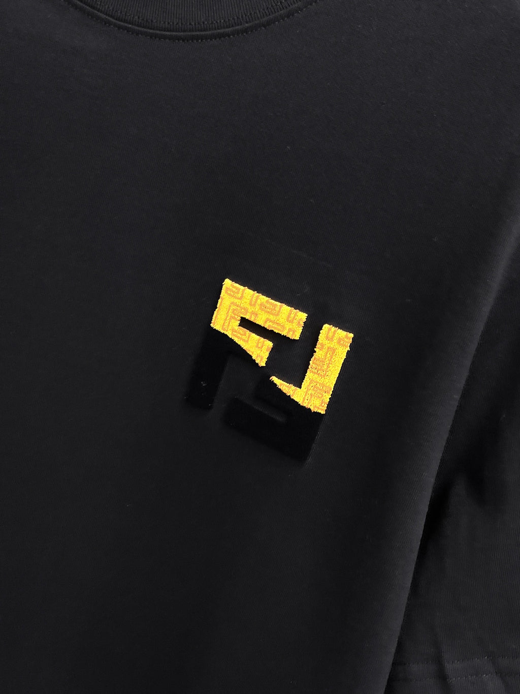 Fendi 【新品】2026SS春夏🆕 男女情侶款經典logo圖標設計短袖T卹簡約的時尚元素設計凸顯精簡,隸屬今夏高顏值單品. 客供優質針織棉面料,手感順滑細膩,著身的透氣舒適感無可挑剔.全新標誌皮質徽章縫製感染力強大,彰顯前衛獨特個性.時尚達人的必備單品.表達一絲不苟的時尚氣息. 顏色：白色黑色尺碼：S/M/L/XL/2XL S肩寬43胸圍104衣長67袖長21