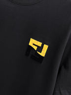Fendi 【新品】2026SS春夏🆕 男女情侶款經典logo圖標設計短袖T卹簡約的時尚元素設計凸顯精簡,隸屬今夏高顏值單品. 客供優質針織棉面料,手感順滑細膩,著身的透氣舒適感無可挑剔.全新標誌皮質徽章縫製感染力強大,彰顯前衛獨特個性.時尚達人的必備單品.表達一絲不苟的時尚氣息. 顏色：白色黑色尺碼：S/M/L/XL/2XL S肩寬43胸圍104衣長67袖長21
