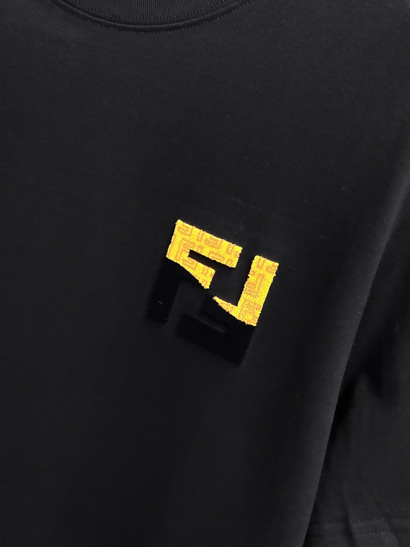Fendi 【新品】2026SS春夏🆕 男女情侶款經典logo圖標設計短袖T卹簡約的時尚元素設計凸顯精簡,隸屬今夏高顏值單品. 客供優質針織棉面料,手感順滑細膩,著身的透氣舒適感無可挑剔.全新標誌皮質徽章縫製感染力強大,彰顯前衛獨特個性.時尚達人的必備單品.表達一絲不苟的時尚氣息. 顏色：白色黑色尺碼：S/M/L/XL/2XL S肩寬43胸圍104衣長67袖長21