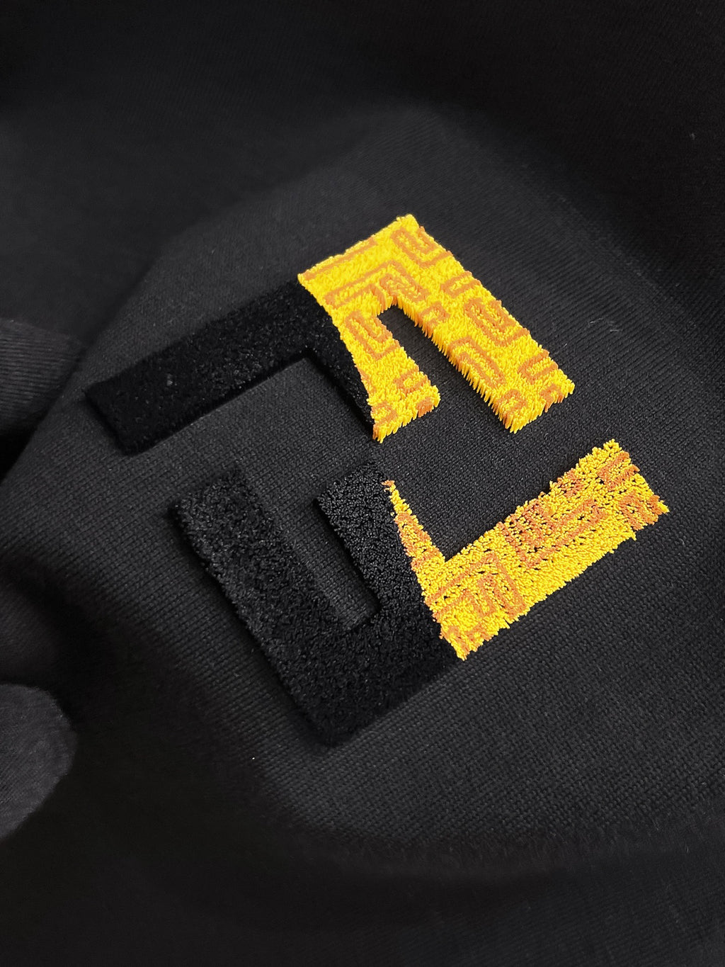 Fendi 【新品】2026SS春夏🆕 男女情侶款經典logo圖標設計短袖T卹簡約的時尚元素設計凸顯精簡,隸屬今夏高顏值單品. 客供優質針織棉面料,手感順滑細膩,著身的透氣舒適感無可挑剔.全新標誌皮質徽章縫製感染力強大,彰顯前衛獨特個性.時尚達人的必備單品.表達一絲不苟的時尚氣息. 顏色：白色黑色尺碼：S/M/L/XL/2XL S肩寬43胸圍104衣長67袖長21