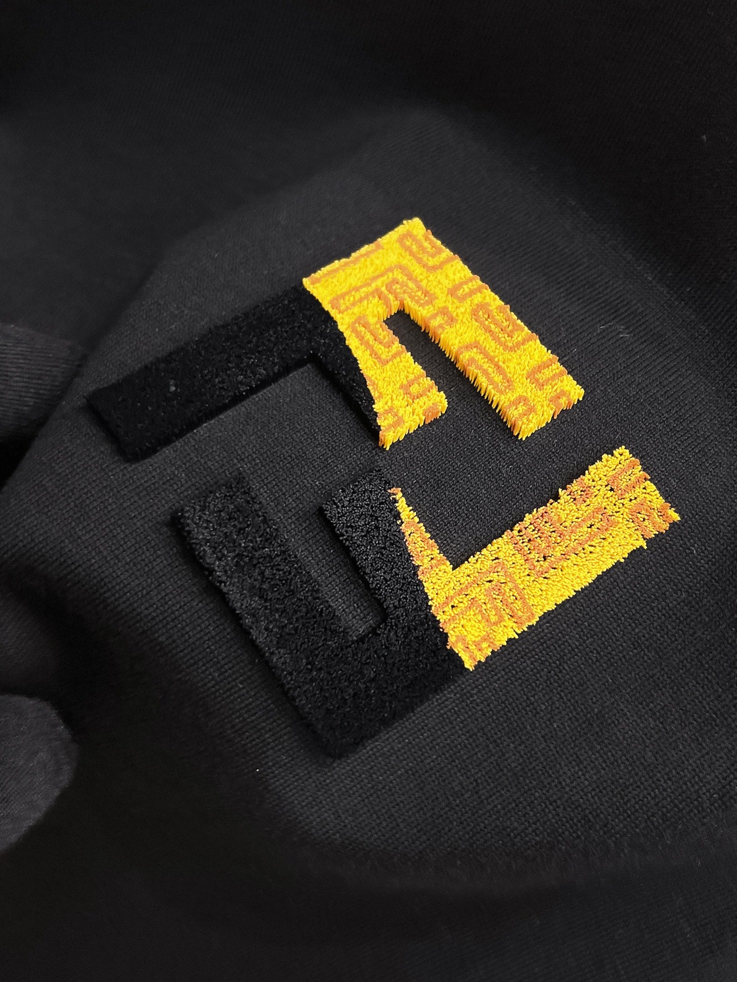 Fendi 【新品】2026SS春夏🆕 男女情侶款經典logo圖標設計短袖T卹簡約的時尚元素設計凸顯精簡,隸屬今夏高顏值單品. 客供優質針織棉面料,手感順滑細膩,著身的透氣舒適感無可挑剔.全新標誌皮質徽章縫製感染力強大,彰顯前衛獨特個性.時尚達人的必備單品.表達一絲不苟的時尚氣息. 顏色：白色黑色尺碼：S/M/L/XL/2XL S肩寬43胸圍104衣長67袖長21
