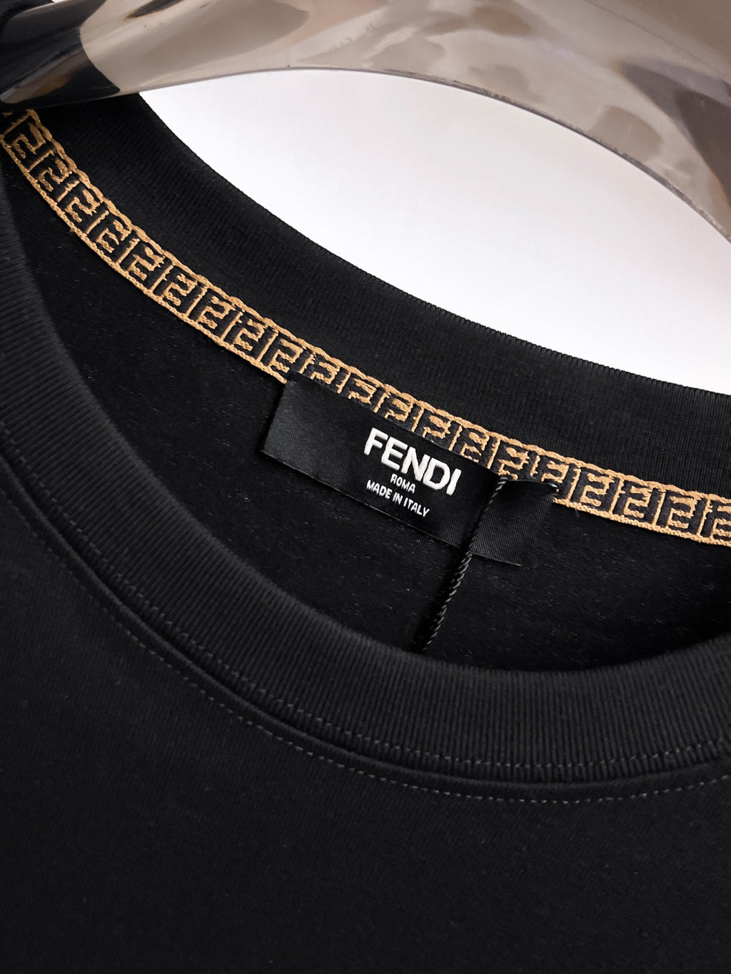Fendi 【新品】2026SS春夏🆕 男女情侶款經典logo圖標設計短袖T卹簡約的時尚元素設計凸顯精簡,隸屬今夏高顏值單品. 客供優質針織棉面料,手感順滑細膩,著身的透氣舒適感無可挑剔.全新標誌皮質徽章縫製感染力強大,彰顯前衛獨特個性.時尚達人的必備單品.表達一絲不苟的時尚氣息. 顏色：白色黑色尺碼：S/M/L/XL/2XL S肩寬43胸圍104衣長67袖長21