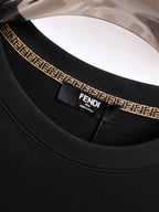 Fendi 【新品】2026SS春夏🆕 男女情侶款經典logo圖標設計短袖T卹簡約的時尚元素設計凸顯精簡,隸屬今夏高顏值單品. 客供優質針織棉面料,手感順滑細膩,著身的透氣舒適感無可挑剔.全新標誌皮質徽章縫製感染力強大,彰顯前衛獨特個性.時尚達人的必備單品.表達一絲不苟的時尚氣息. 顏色：白色黑色尺碼：S/M/L/XL/2XL S肩寬43胸圍104衣長67袖長21