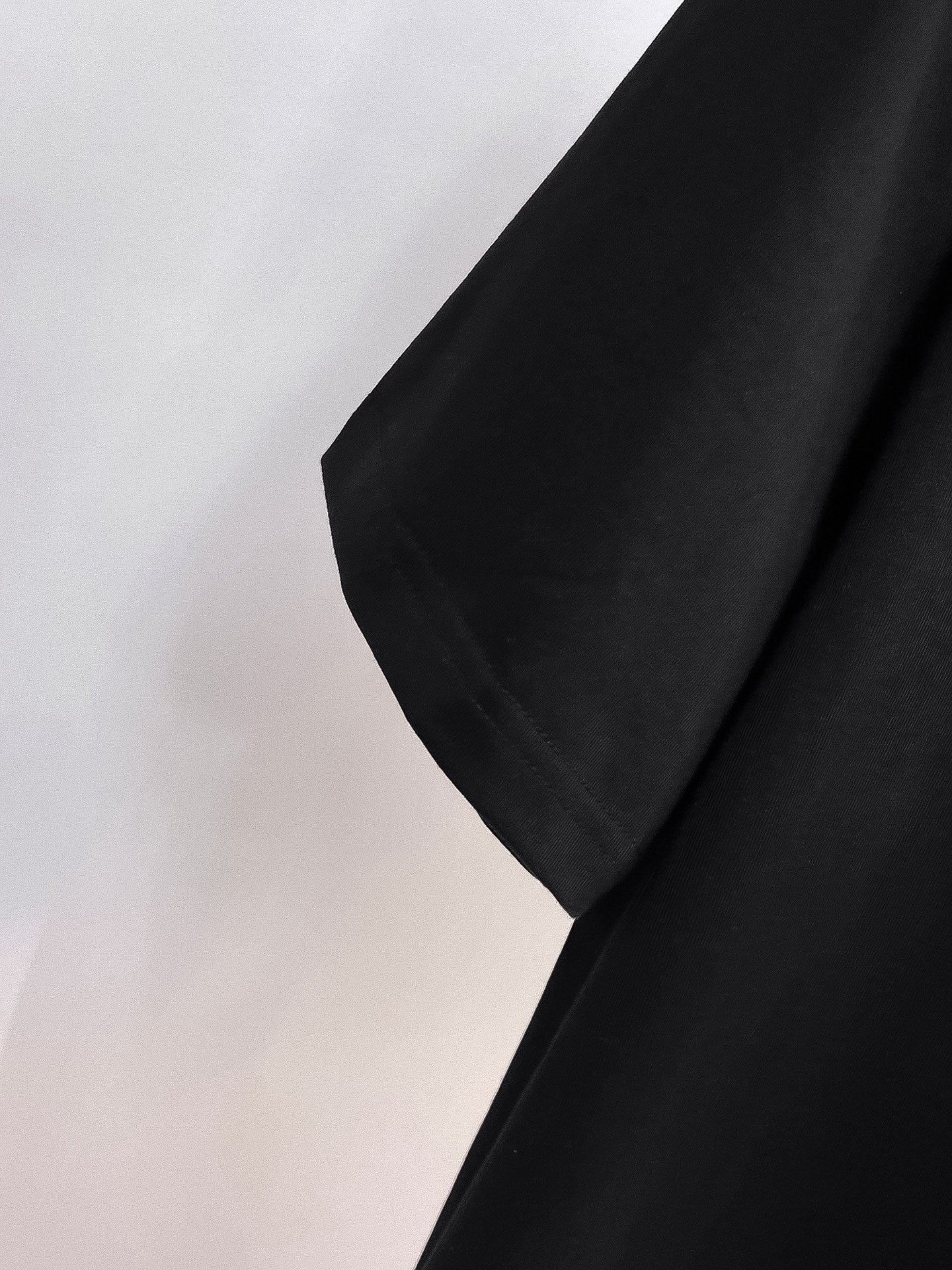 Fendi 【新品】2026SS春夏🆕 男女情侶款經典logo圖標設計短袖T卹簡約的時尚元素設計凸顯精簡,隸屬今夏高顏值單品. 客供優質針織棉面料,手感順滑細膩,著身的透氣舒適感無可挑剔.全新標誌皮質徽章縫製感染力強大,彰顯前衛獨特個性.時尚達人的必備單品.表達一絲不苟的時尚氣息. 顏色：白色黑色尺碼：S/M/L/XL/2XL S肩寬43胸圍104衣長67袖長21