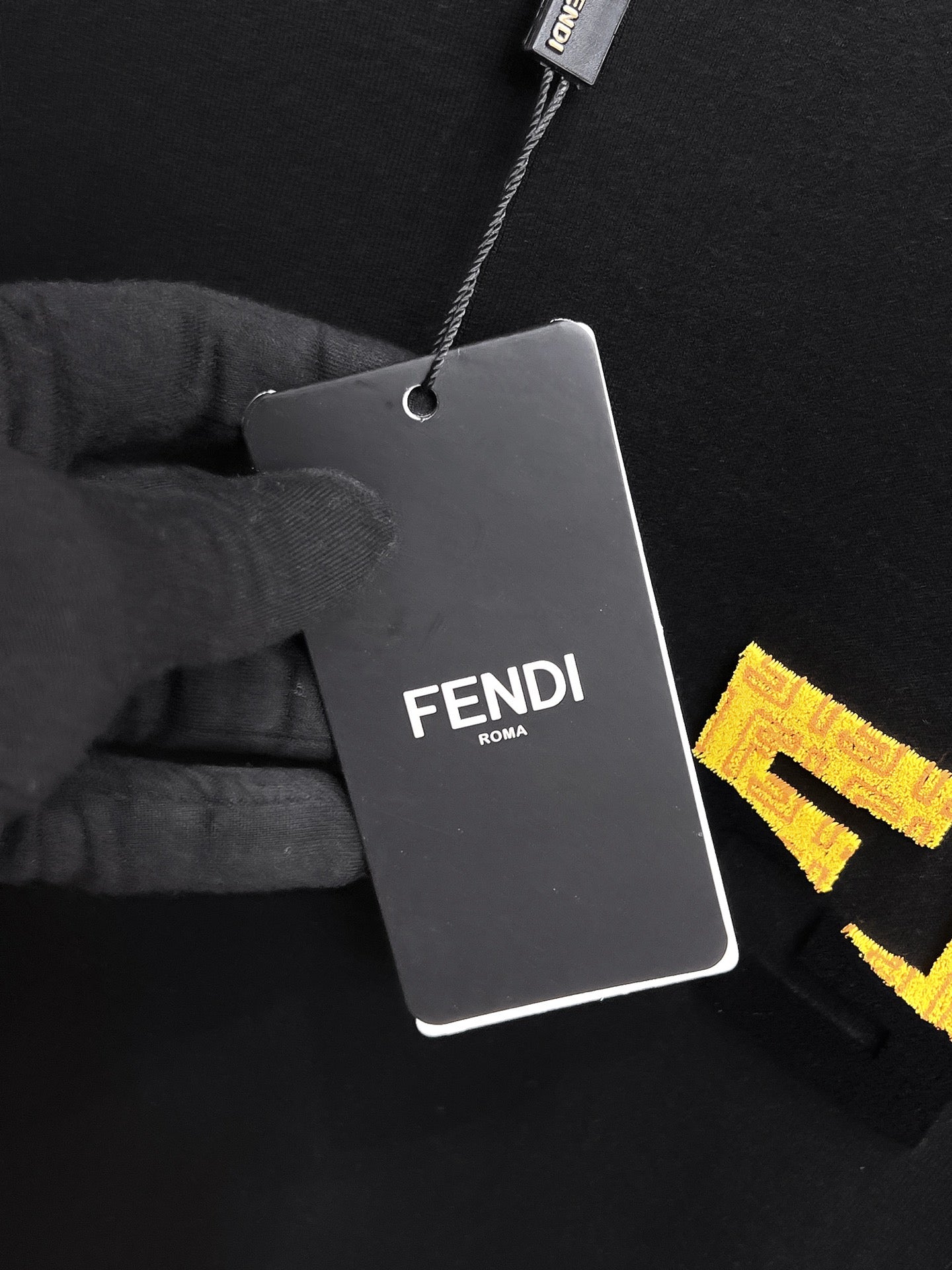 Fendi 【新品】2026SS春夏🆕 男女情侶款經典logo圖標設計短袖T卹簡約的時尚元素設計凸顯精簡,隸屬今夏高顏值單品. 客供優質針織棉面料,手感順滑細膩,著身的透氣舒適感無可挑剔.全新標誌皮質徽章縫製感染力強大,彰顯前衛獨特個性.時尚達人的必備單品.表達一絲不苟的時尚氣息. 顏色：白色黑色尺碼：S/M/L/XL/2XL S肩寬43胸圍104衣長67袖長21