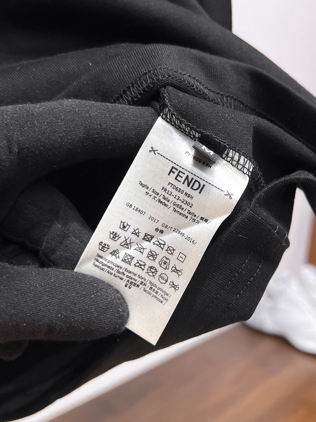 Fendi 【新品】2026SS春夏🆕 男女情侶款經典logo圖標設計短袖T卹簡約的時尚元素設計凸顯精簡,隸屬今夏高顏值單品. 客供優質針織棉面料,手感順滑細膩,著身的透氣舒適感無可挑剔.全新標誌皮質徽章縫製感染力強大,彰顯前衛獨特個性.時尚達人的必備單品.表達一絲不苟的時尚氣息. 顏色：白色黑色尺碼：S/M/L/XL/2XL S肩寬43胸圍104衣長67袖長21