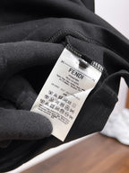 Fendi 【新品】2026SS春夏🆕 男女情侶款經典logo圖標設計短袖T卹簡約的時尚元素設計凸顯精簡,隸屬今夏高顏值單品. 客供優質針織棉面料,手感順滑細膩,著身的透氣舒適感無可挑剔.全新標誌皮質徽章縫製感染力強大,彰顯前衛獨特個性.時尚達人的必備單品.表達一絲不苟的時尚氣息. 顏色：白色黑色尺碼：S/M/L/XL/2XL S肩寬43胸圍104衣長67袖長21