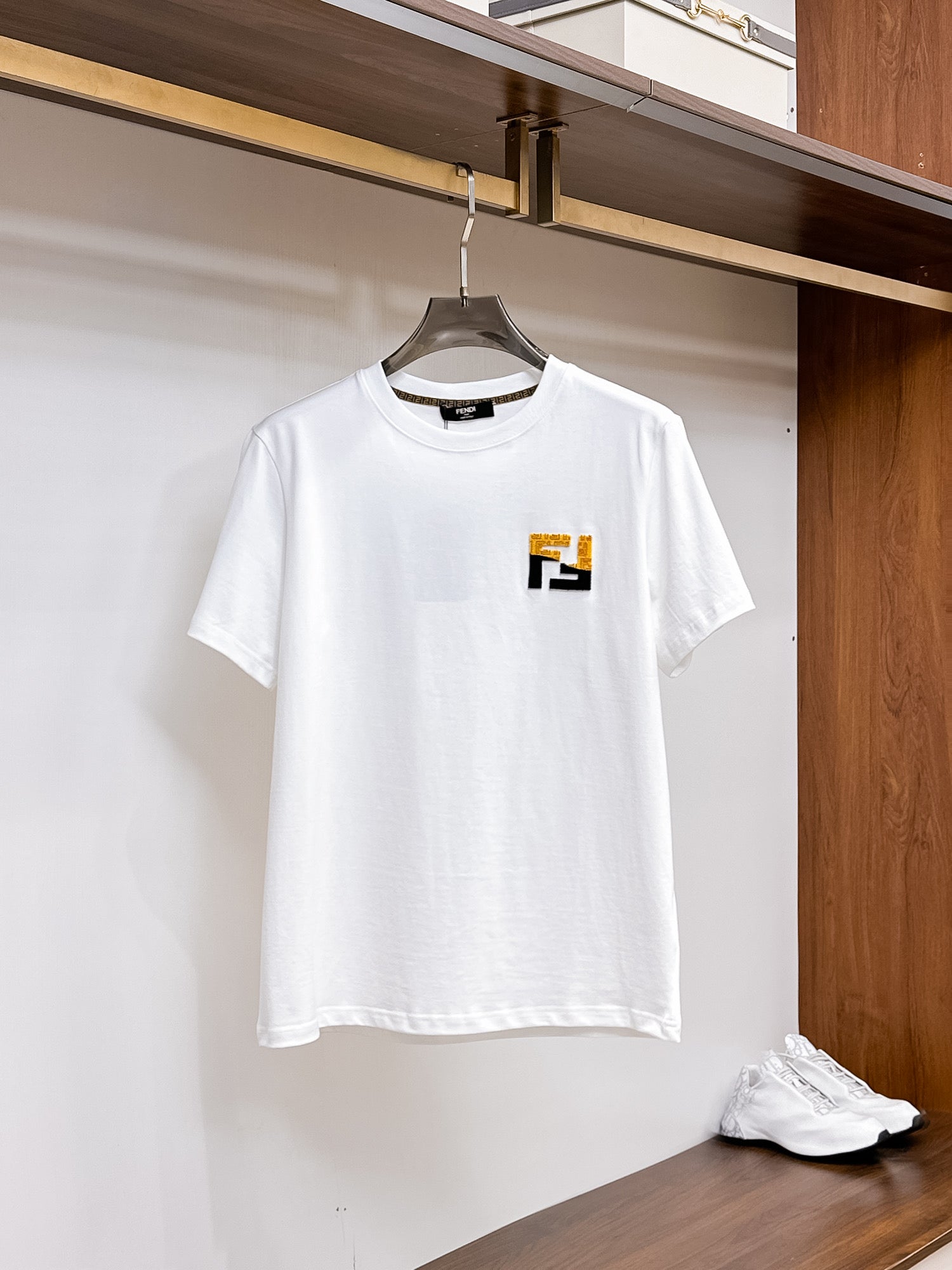 Fendi 【新品】2026SS春夏🆕 男女情侶款經典logo圖標設計短袖T卹簡約的時尚元素設計凸顯精簡,隸屬今夏高顏值單品. 客供優質針織棉面料,手感順滑細膩,著身的透氣舒適感無可挑剔.全新標誌皮質徽章縫製感染力強大,彰顯前衛獨特個性.時尚達人的必備單品.表達一絲不苟的時尚氣息. 顏色：白色黑色尺碼：S/M/L/XL/2XL S肩寬43胸圍104衣長67袖長21