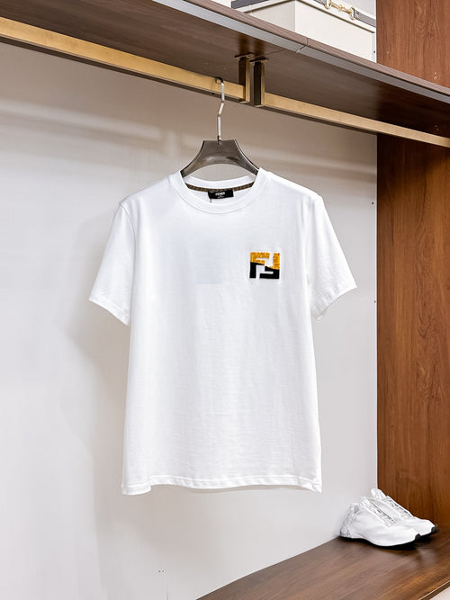 Fendi 【新品】2026SS春夏🆕 男女情侶款經典logo圖標設計短袖T卹簡約的時尚元素設計凸顯精簡,隸屬今夏高顏值單品. 客供優質針織棉面料,手感順滑細膩,著身的透氣舒適感無可挑剔.全新標誌皮質徽章縫製感染力強大,彰顯前衛獨特個性.時尚達人的必備單品.表達一絲不苟的時尚氣息. 顏色：白色黑色尺碼：S/M/L/XL/2XL S肩寬43胸圍104衣長67袖長21