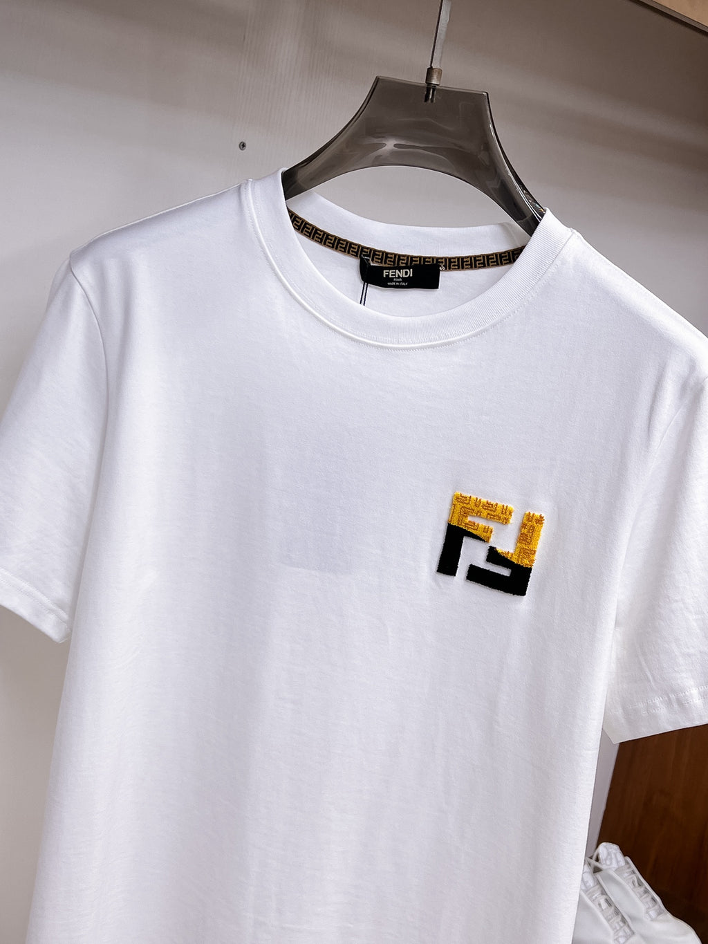 Fendi 【新品】2026SS春夏🆕 男女情侶款經典logo圖標設計短袖T卹簡約的時尚元素設計凸顯精簡,隸屬今夏高顏值單品. 客供優質針織棉面料,手感順滑細膩,著身的透氣舒適感無可挑剔.全新標誌皮質徽章縫製感染力強大,彰顯前衛獨特個性.時尚達人的必備單品.表達一絲不苟的時尚氣息. 顏色：白色黑色尺碼：S/M/L/XL/2XL S肩寬43胸圍104衣長67袖長21