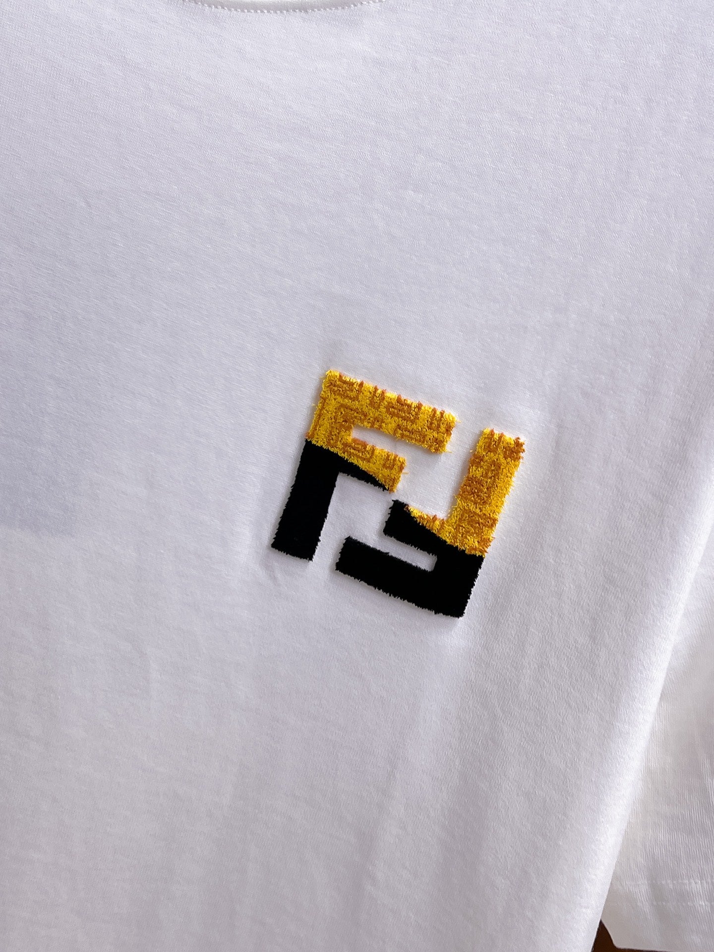 Fendi 【新品】2026SS春夏🆕 男女情侶款經典logo圖標設計短袖T卹簡約的時尚元素設計凸顯精簡,隸屬今夏高顏值單品. 客供優質針織棉面料,手感順滑細膩,著身的透氣舒適感無可挑剔.全新標誌皮質徽章縫製感染力強大,彰顯前衛獨特個性.時尚達人的必備單品.表達一絲不苟的時尚氣息. 顏色：白色黑色尺碼：S/M/L/XL/2XL S肩寬43胸圍104衣長67袖長21