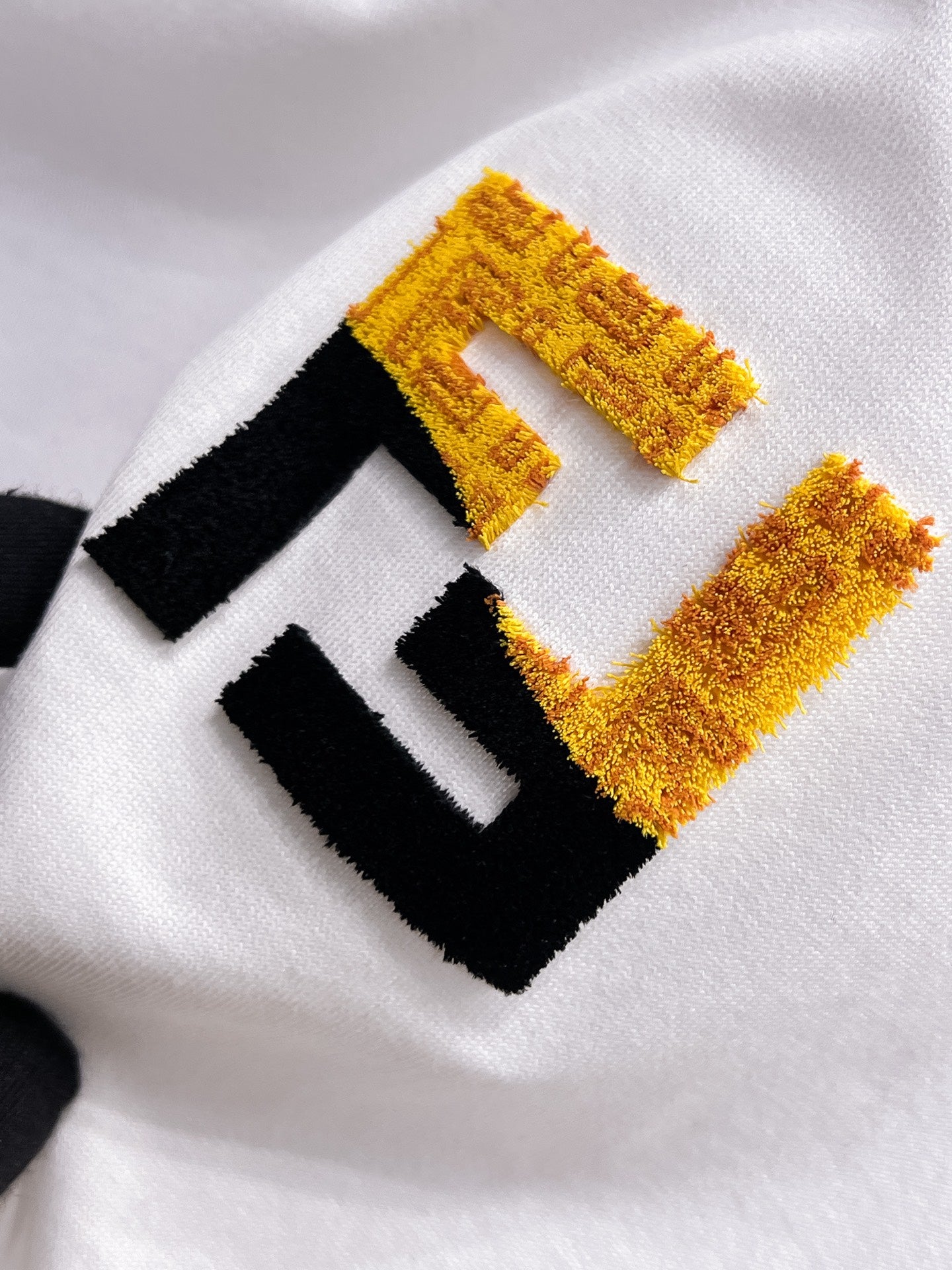 Fendi 【新品】2026SS春夏🆕 男女情侶款經典logo圖標設計短袖T卹簡約的時尚元素設計凸顯精簡,隸屬今夏高顏值單品. 客供優質針織棉面料,手感順滑細膩,著身的透氣舒適感無可挑剔.全新標誌皮質徽章縫製感染力強大,彰顯前衛獨特個性.時尚達人的必備單品.表達一絲不苟的時尚氣息. 顏色：白色黑色尺碼：S/M/L/XL/2XL S肩寬43胸圍104衣長67袖長21